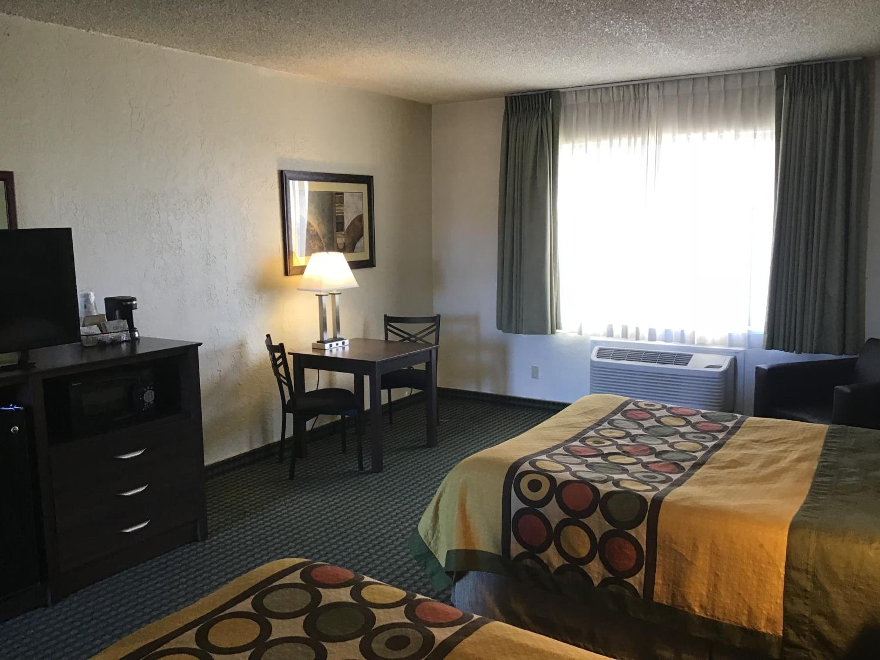 Queen Room with Two Queen Beds - Non-Smoking - Photo 7