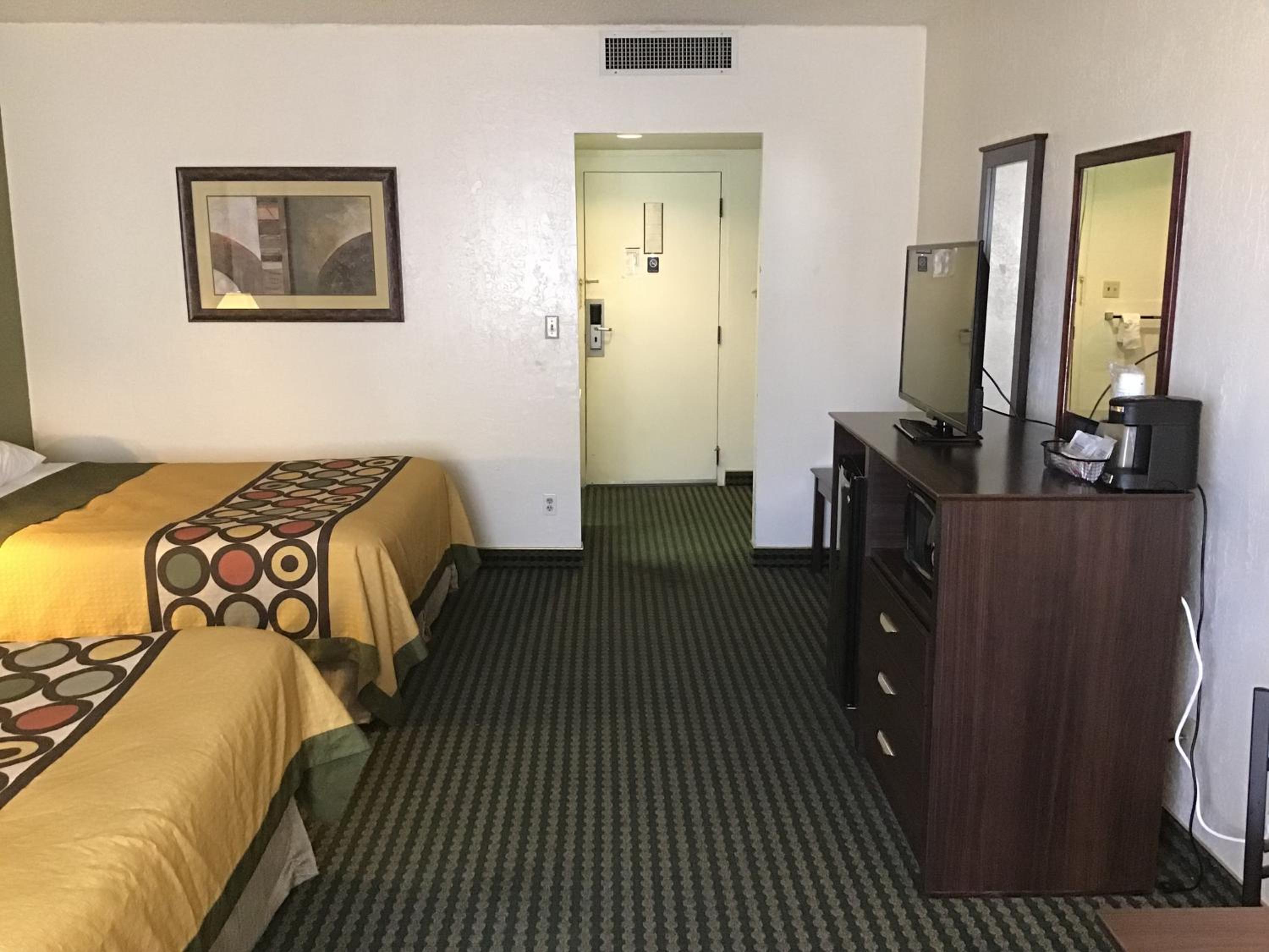 Queen Room with Two Queen Beds - Non-Smoking - Photo 6