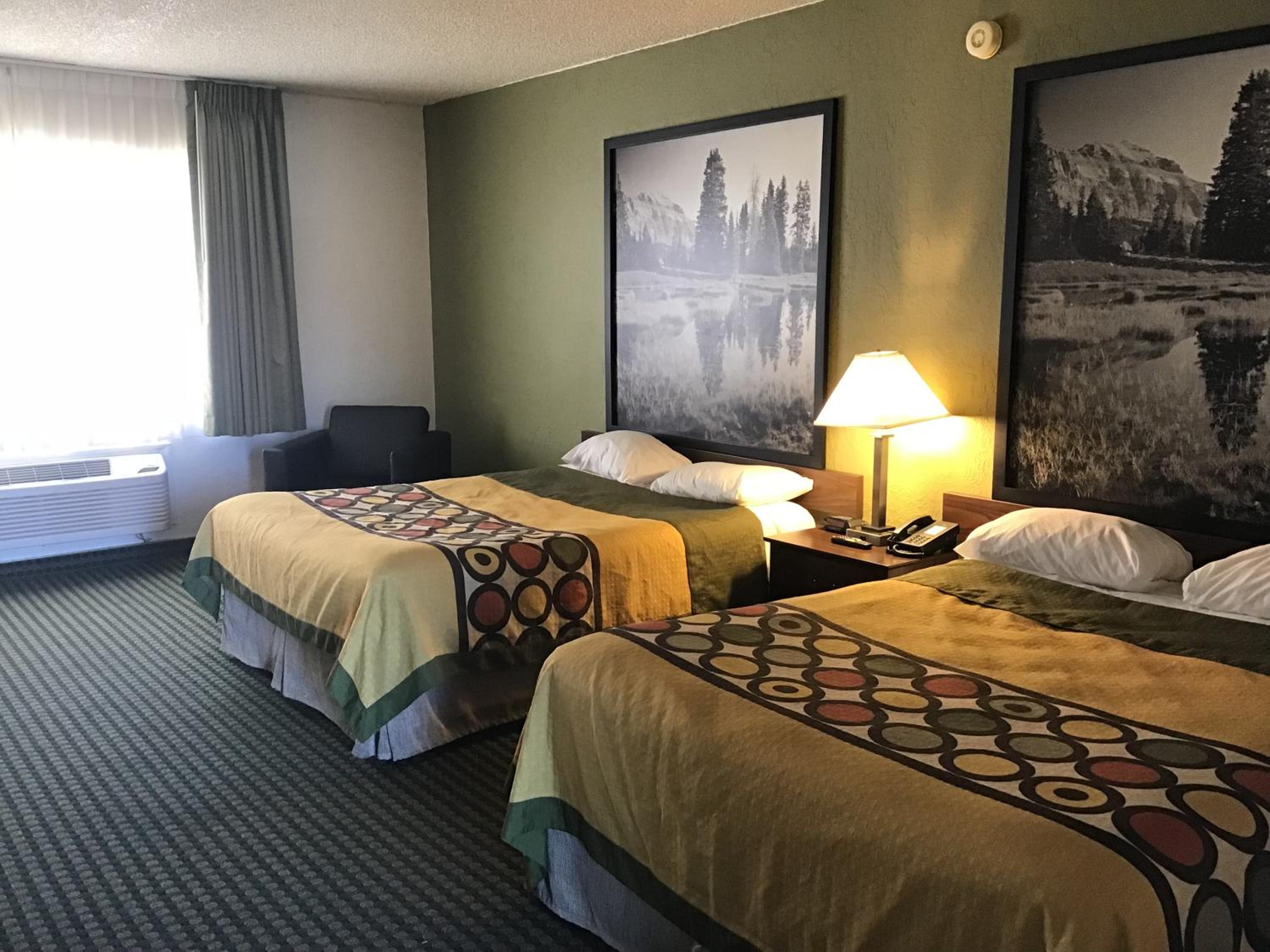 Queen Room with Two Queen Beds - Non-Smoking - Photo 5