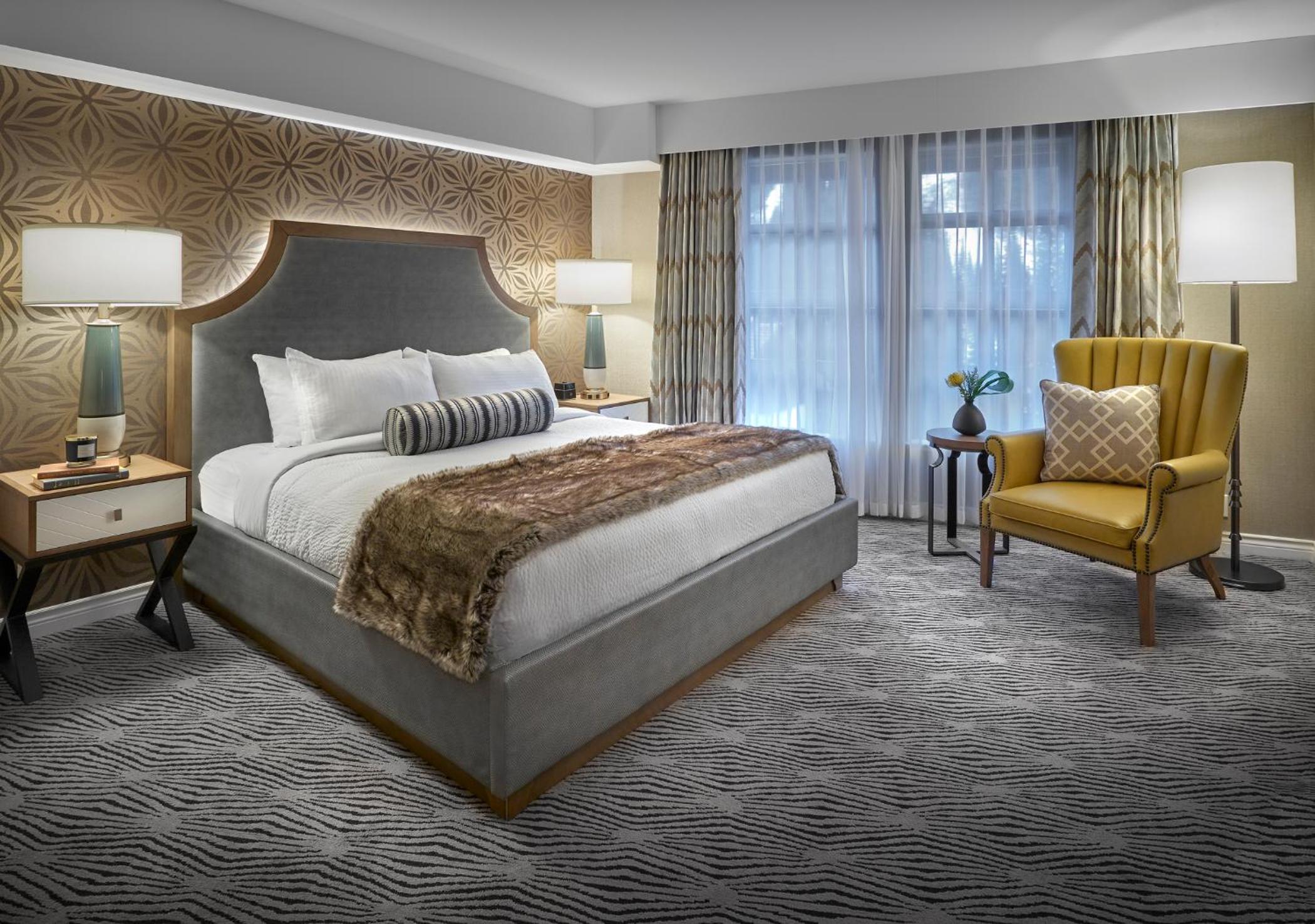 Deluxe Room with One King Bed - Photo 4