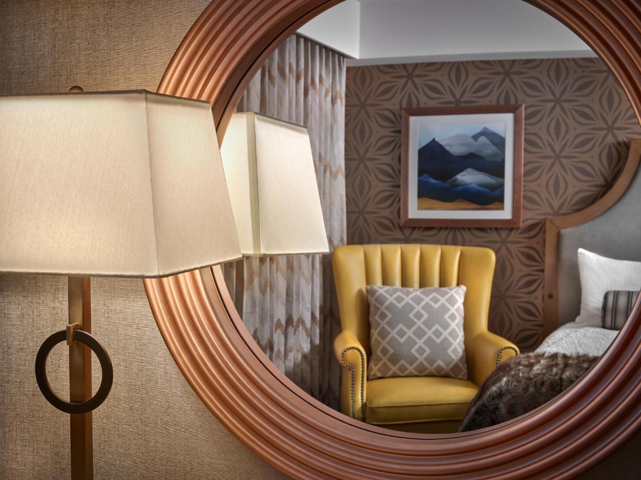 Deluxe Room with One King Bed - Photo 6