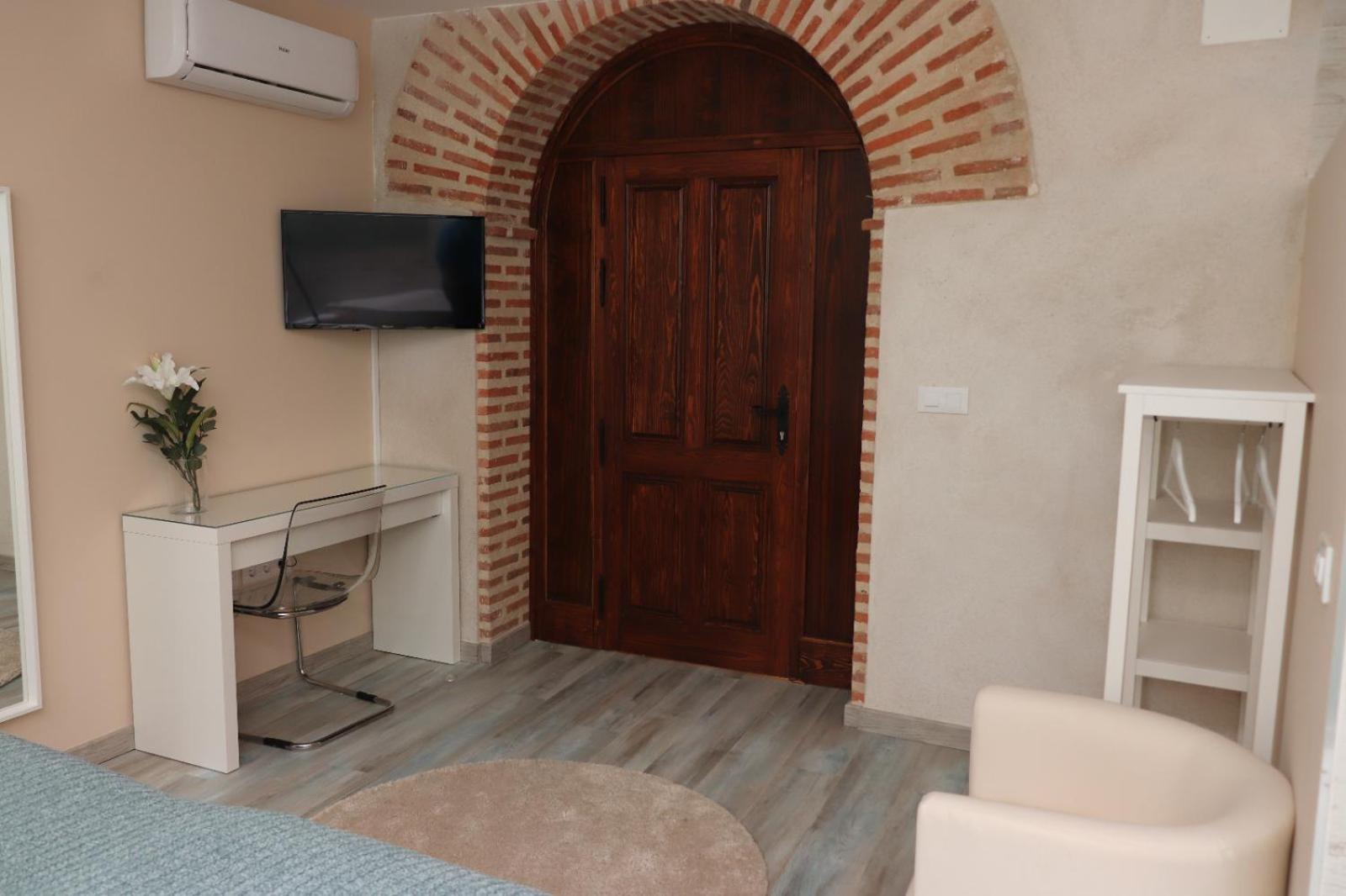 One-Bedroom Apartment - Photo 2