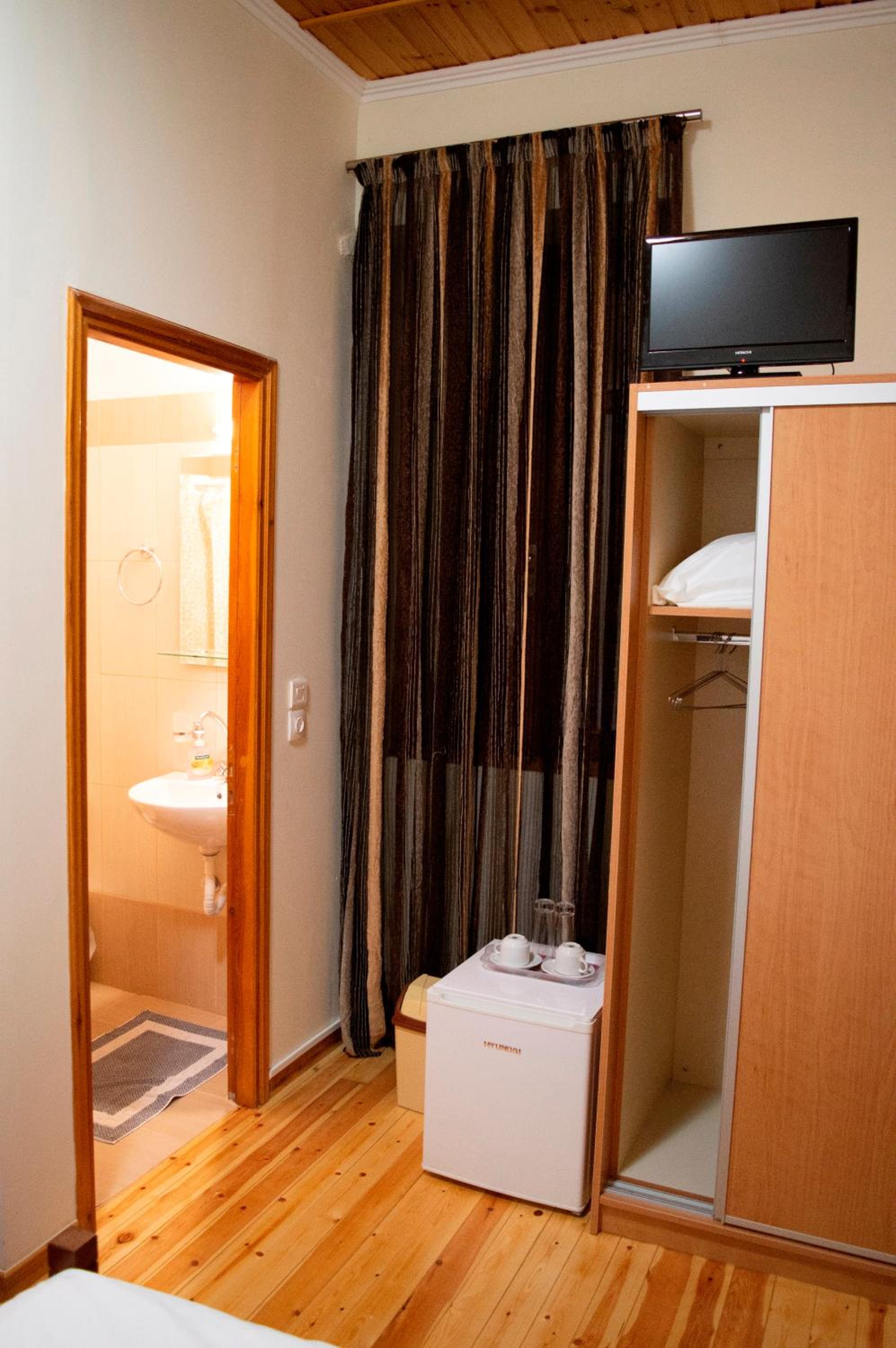Twin Room with Garden View - Photo 3