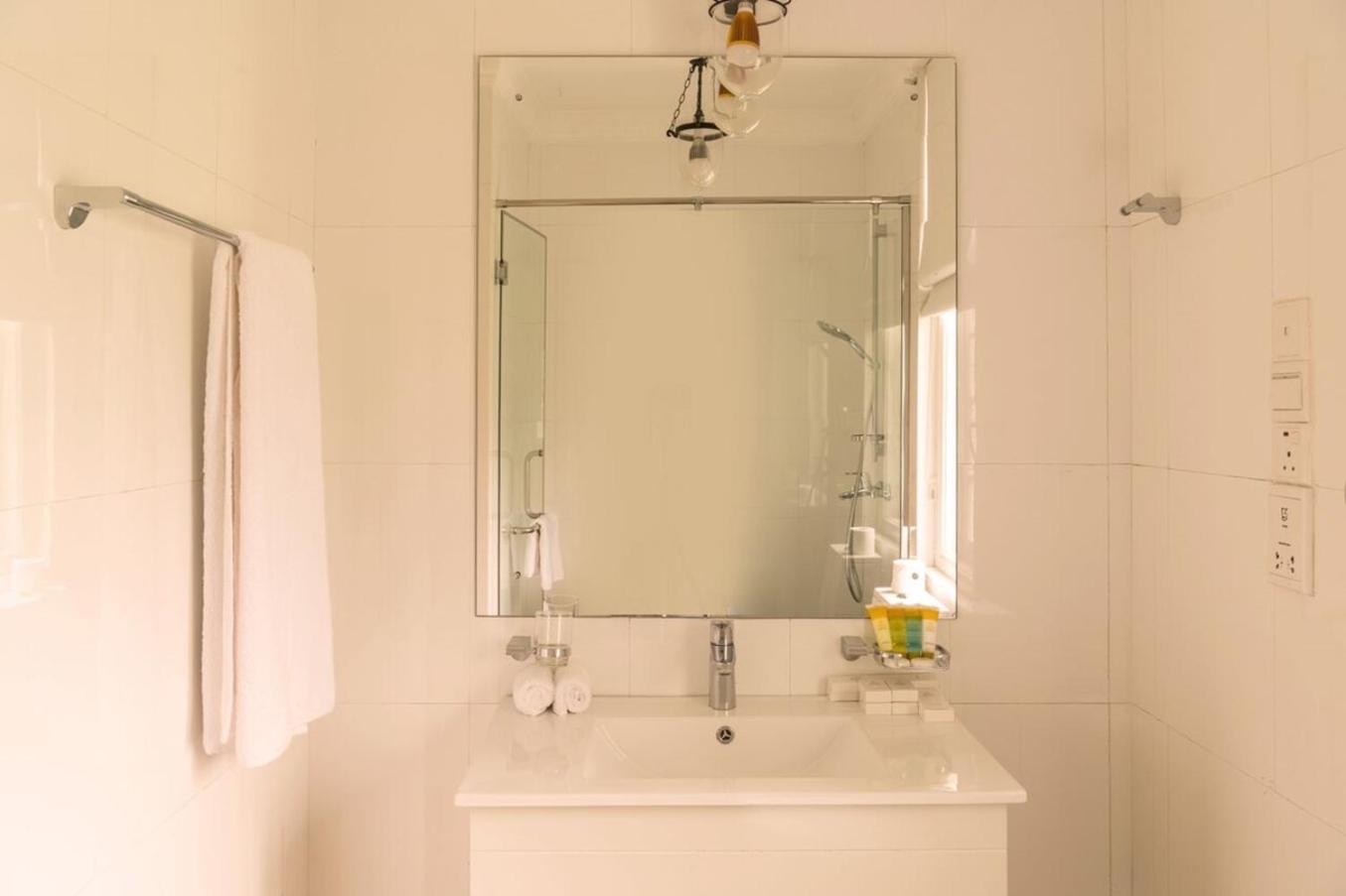 Premium King Room - Photo 8