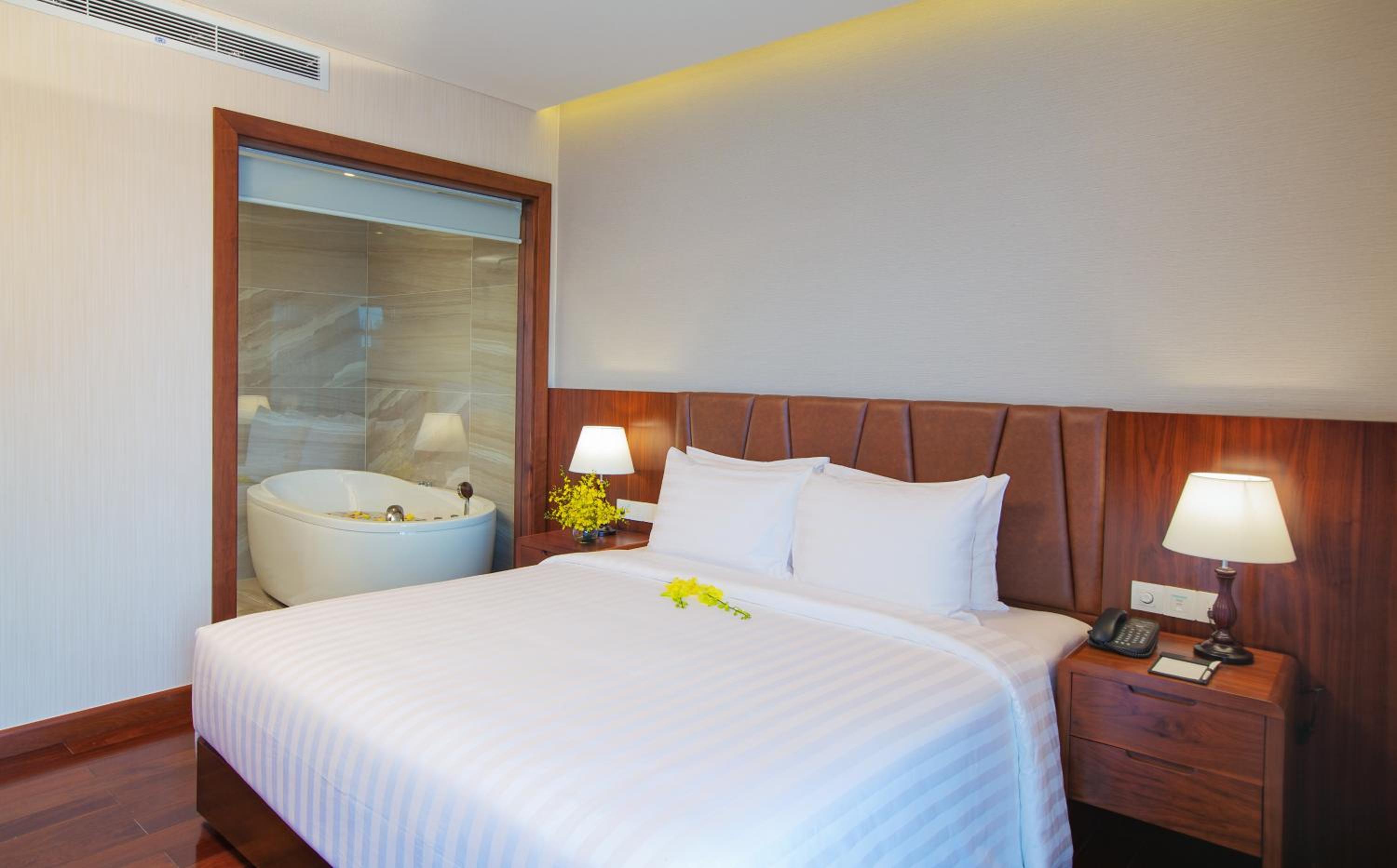 Suite Double or Twin Room with Jaccuzi and City View photo 3