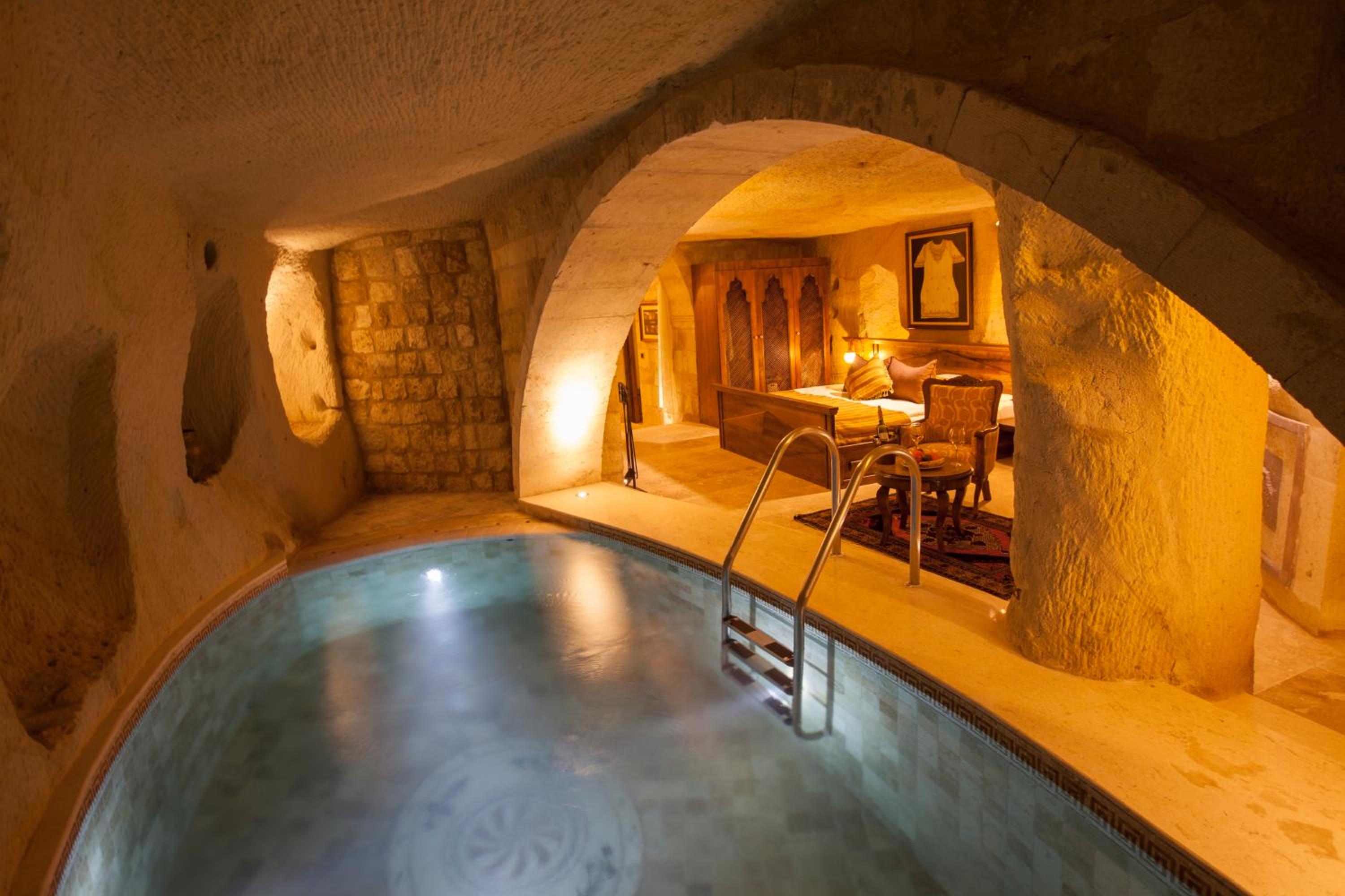 Majestic Cave & Pool Suite - Photo 2