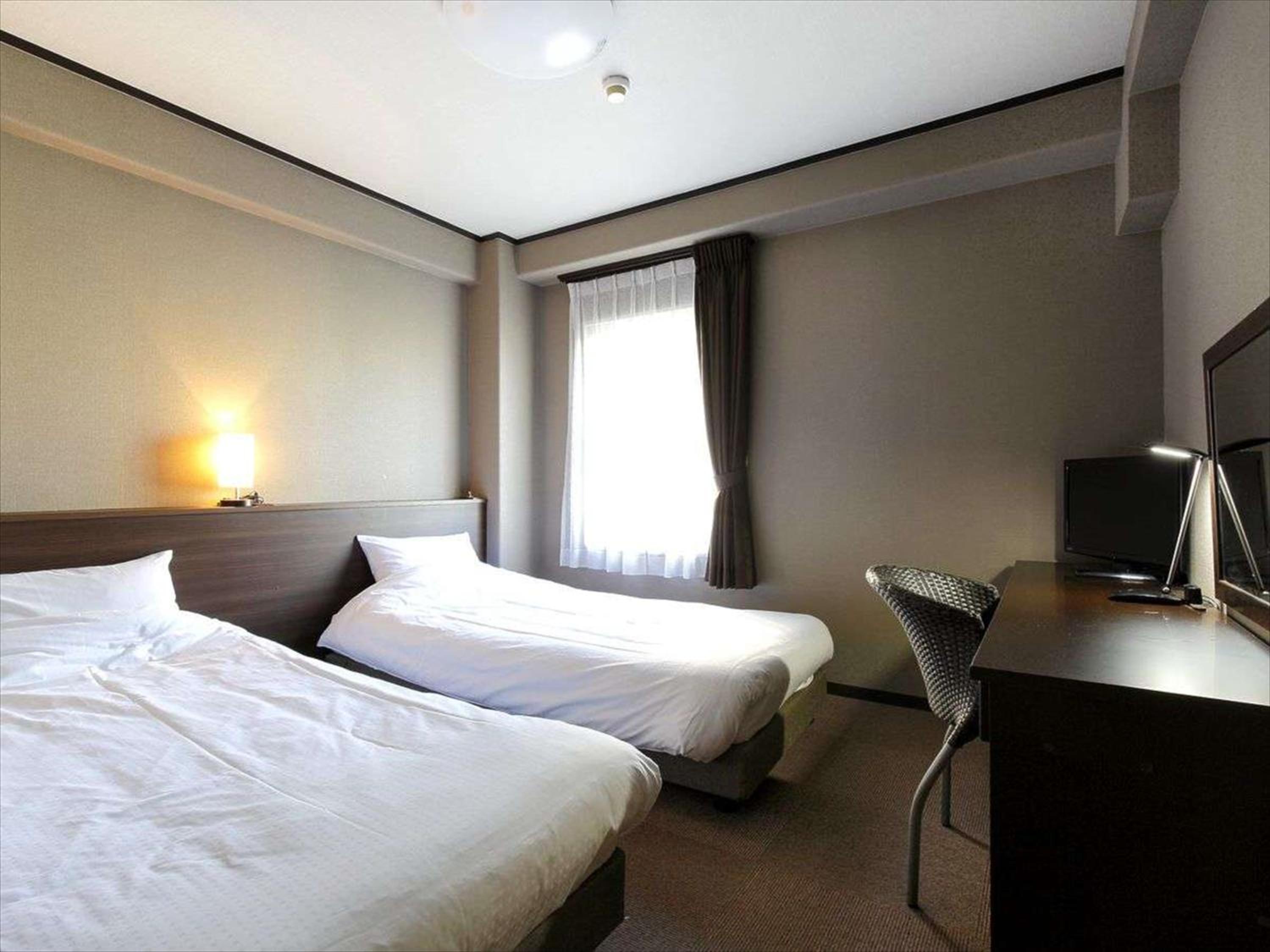 Twin Room - Non-Smoking photo 2