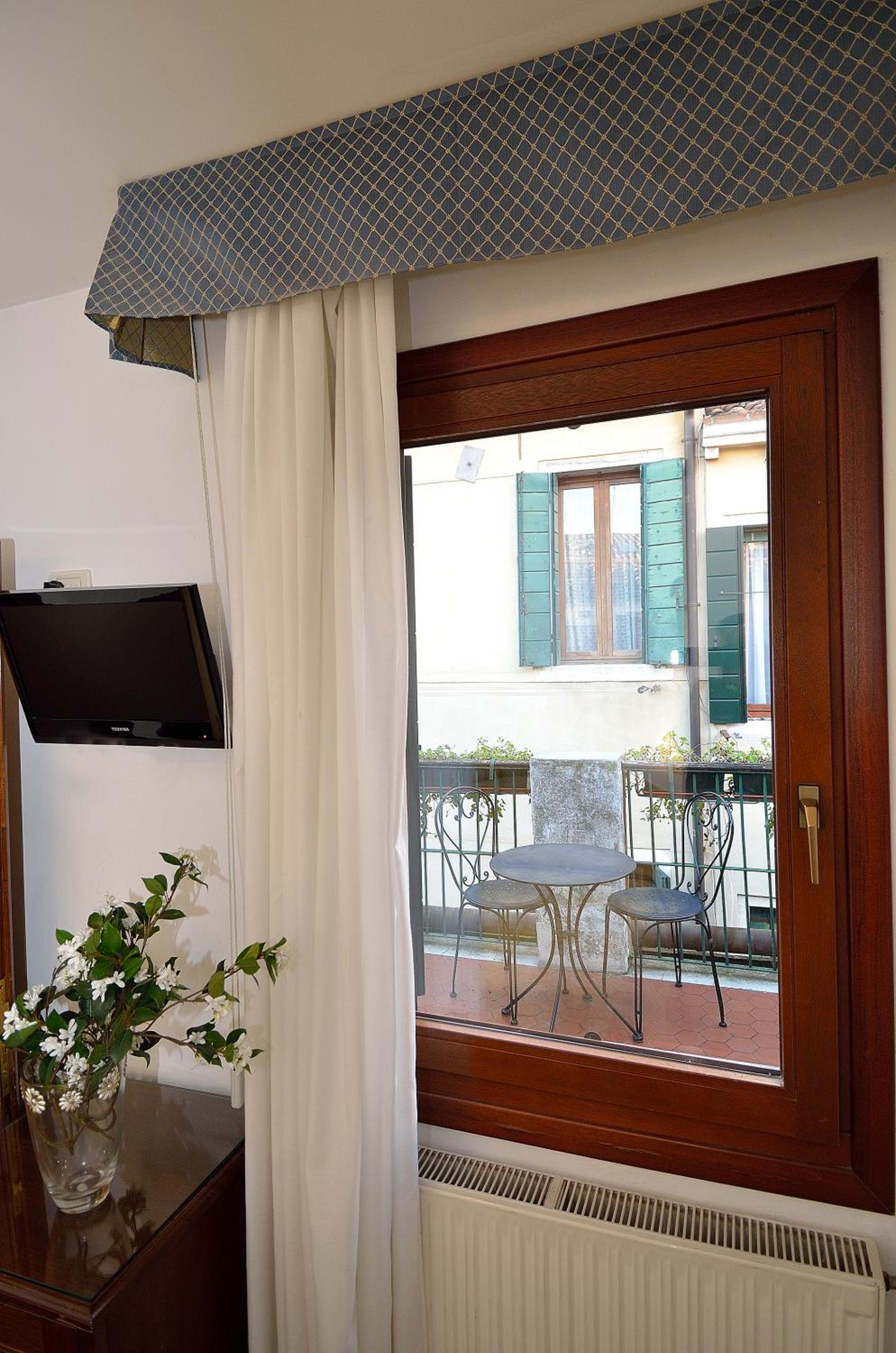 Small Double Room with Terrace photo 3