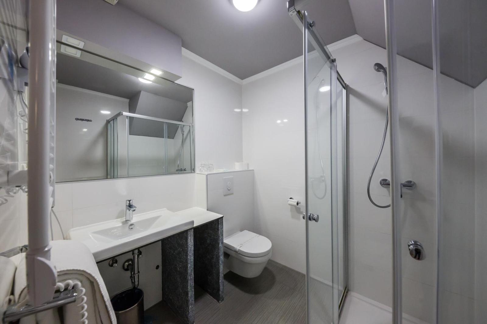 Double or Twin Room - Photo 4