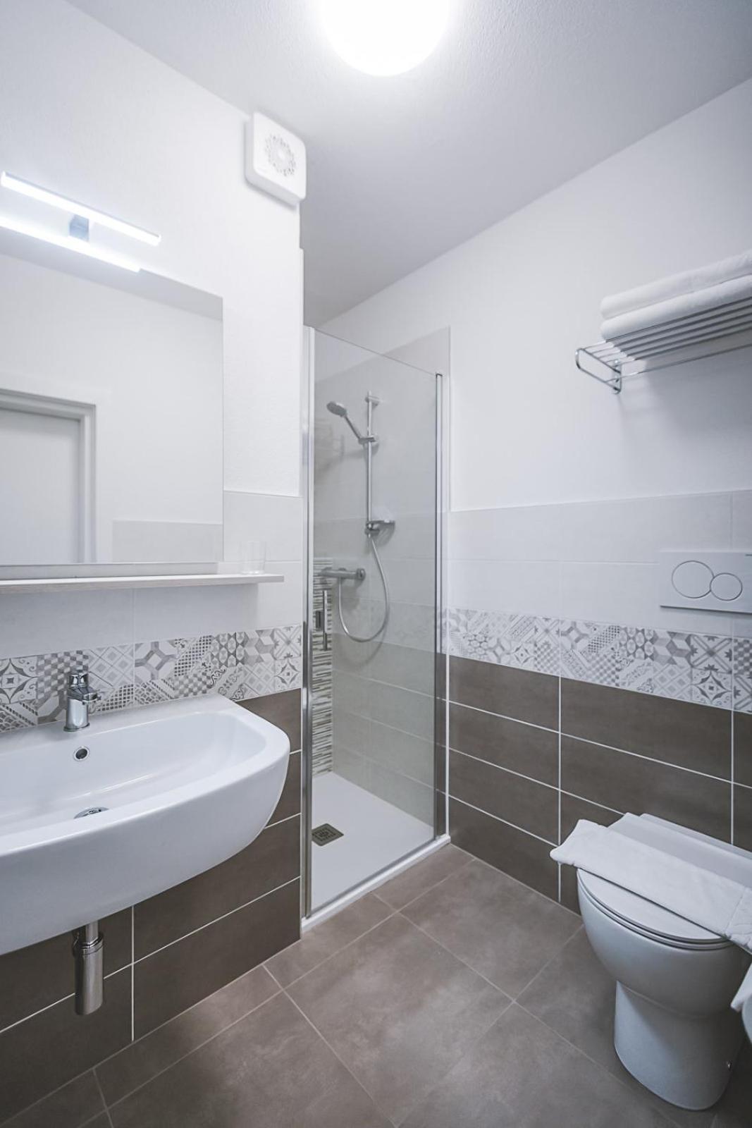Standard Double Room with One Double Bed and 2 Adults Occupancy (Non Smoking) photo 2