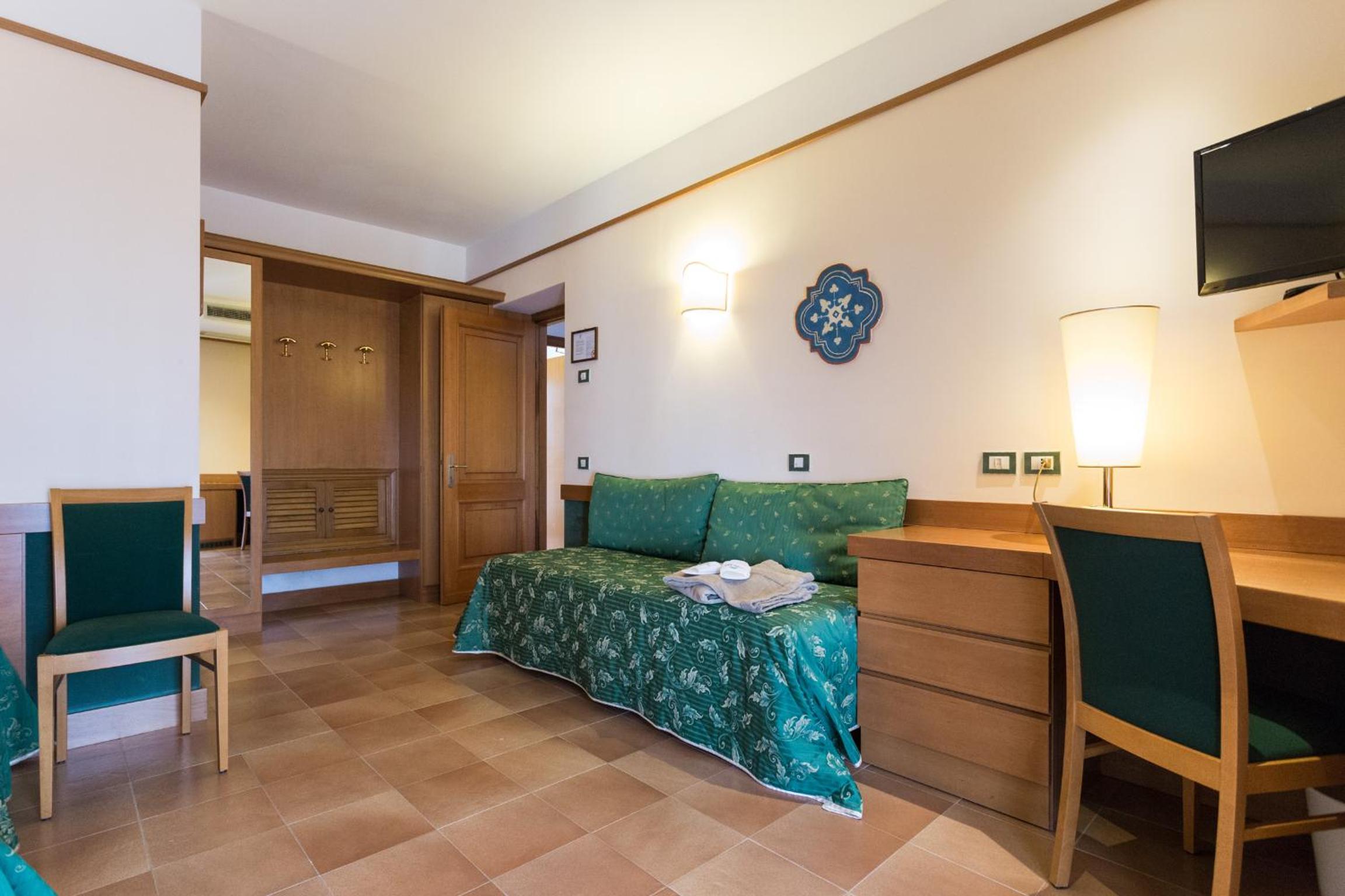 Standard Triple Room - Photo 4