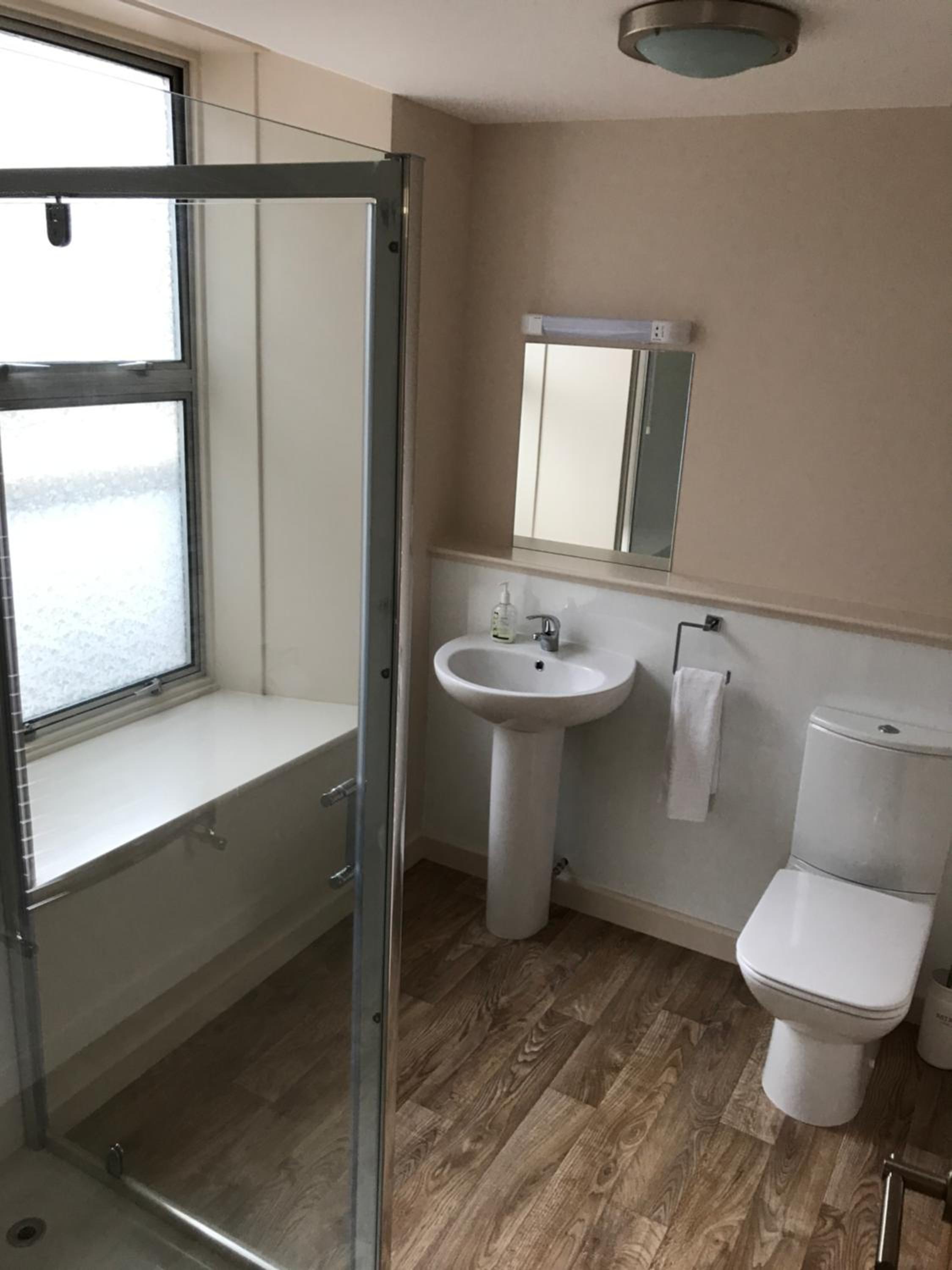 Double or Twin Room with Private Bathroom - Photo 5