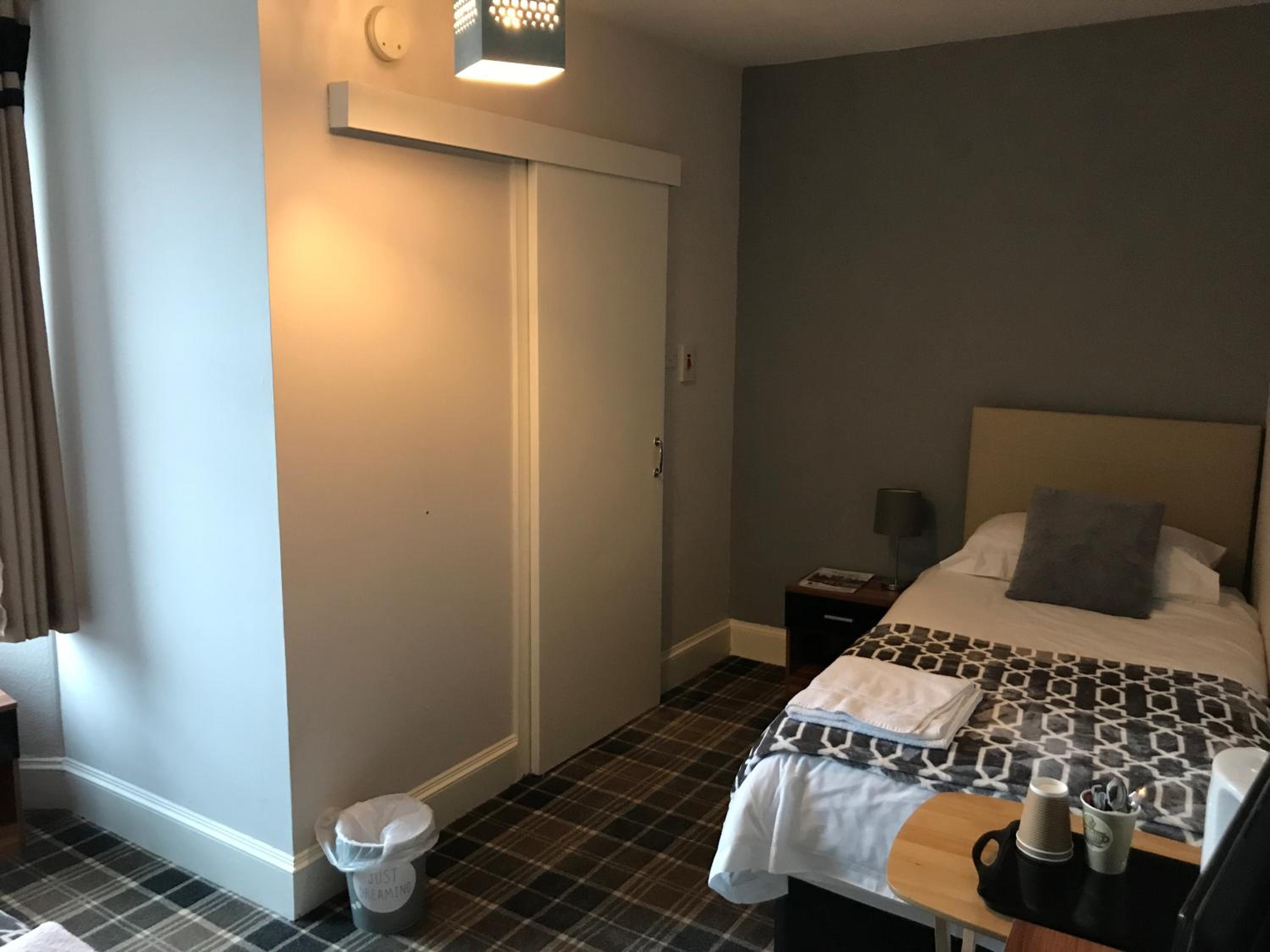 Twin Room with Private Bathroom photo 3