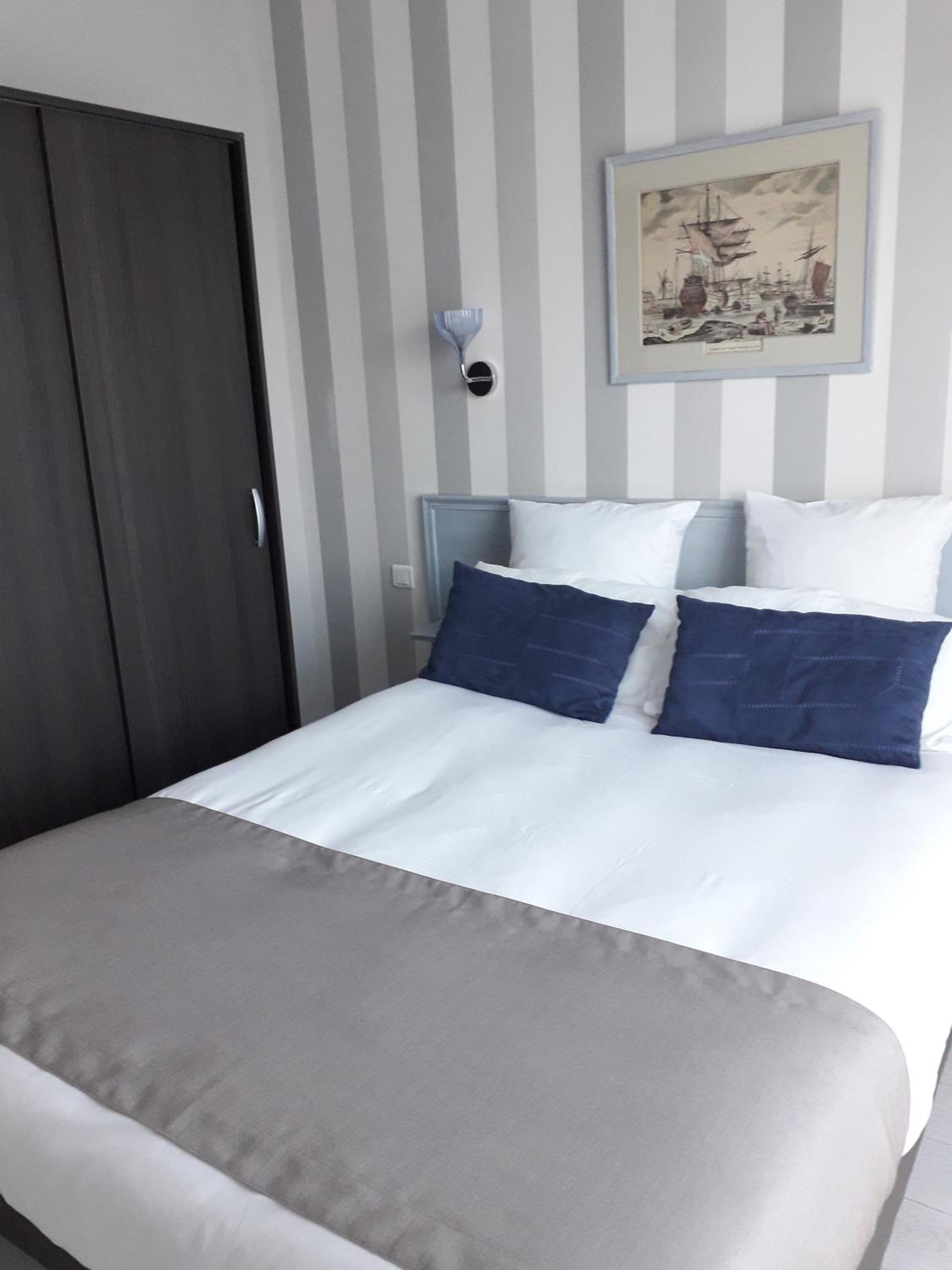 Double Room with City View - Photo 5