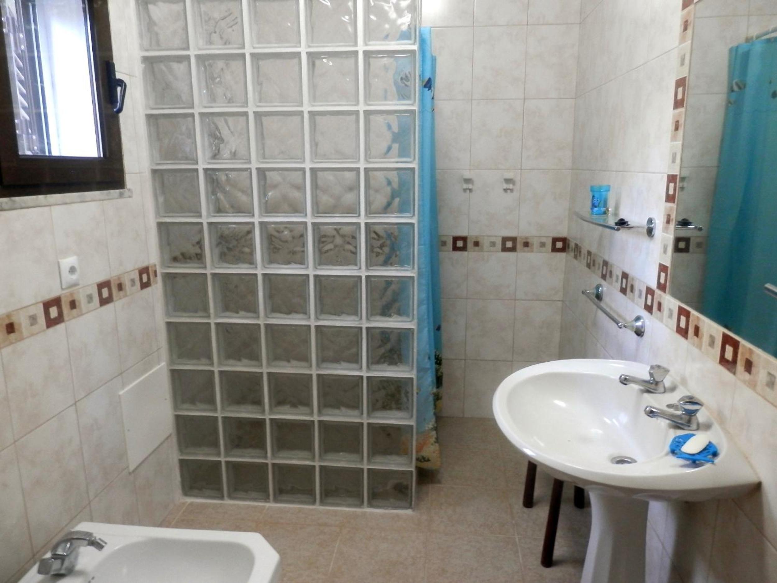 Twin Room with Private Bathroom photo 3