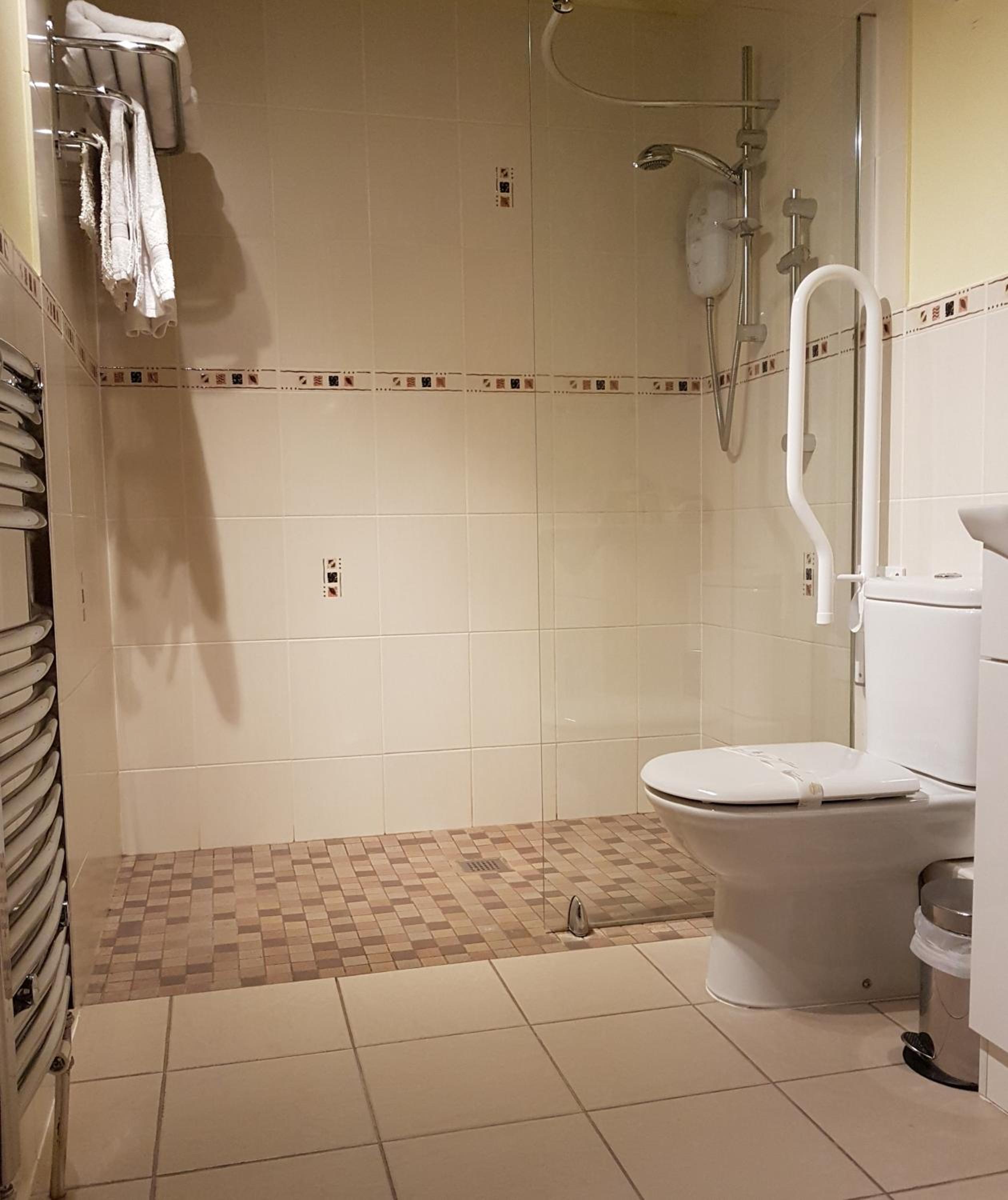 Twin Room - Disability Access - Photo 3