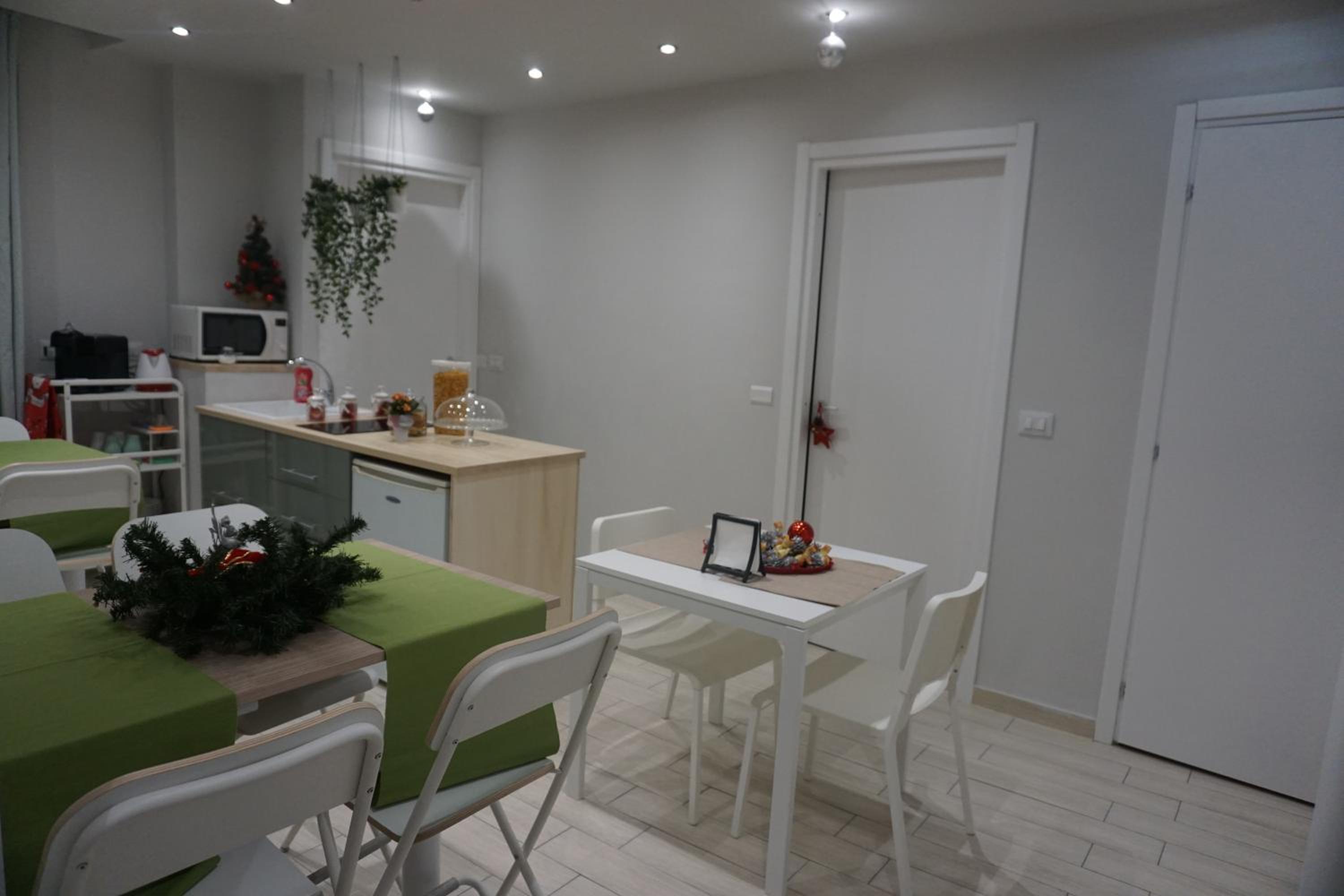 Double Room with Private Bathroom - Photo 35