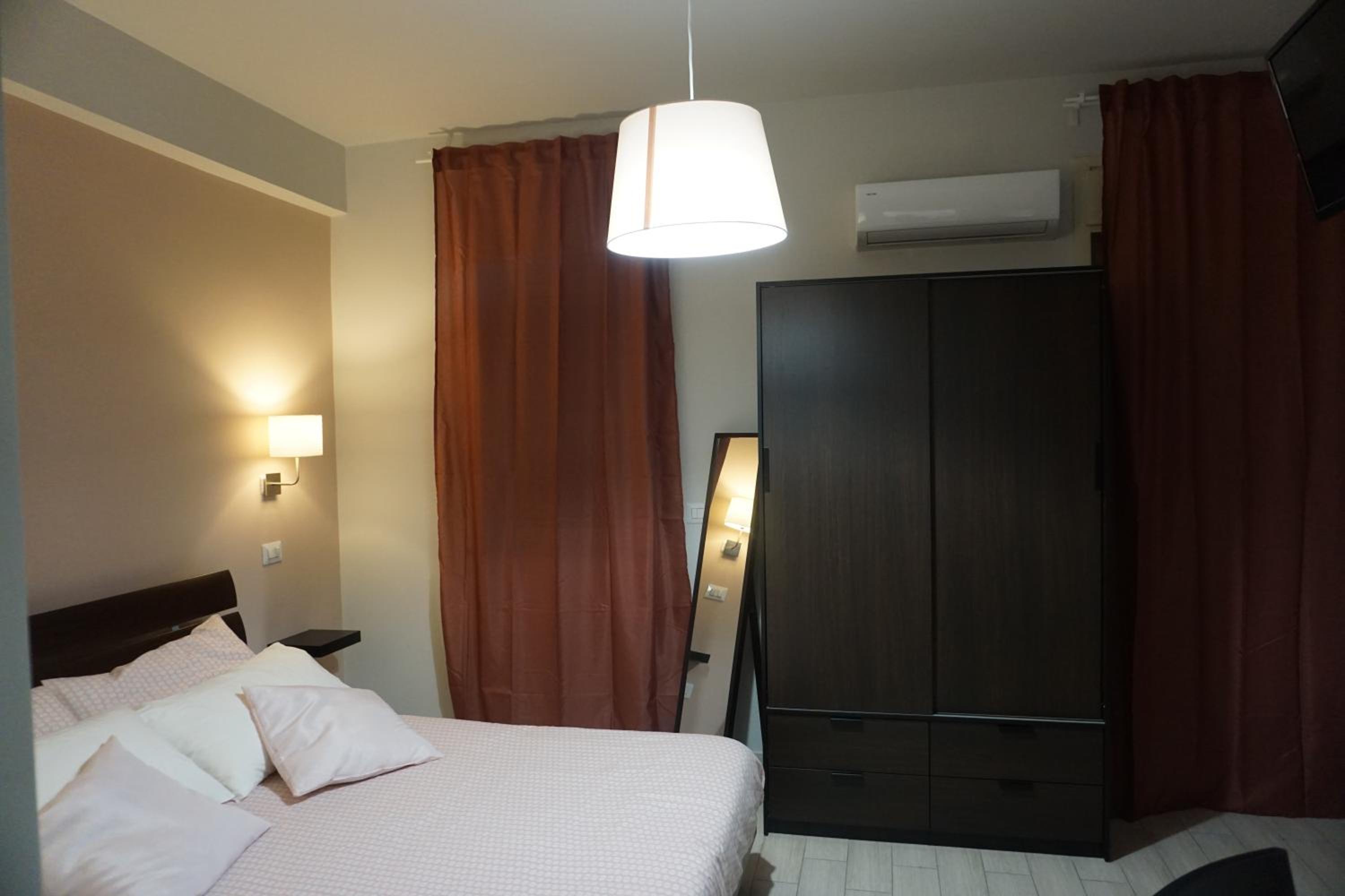 Double Room with Private Bathroom - Photo 49