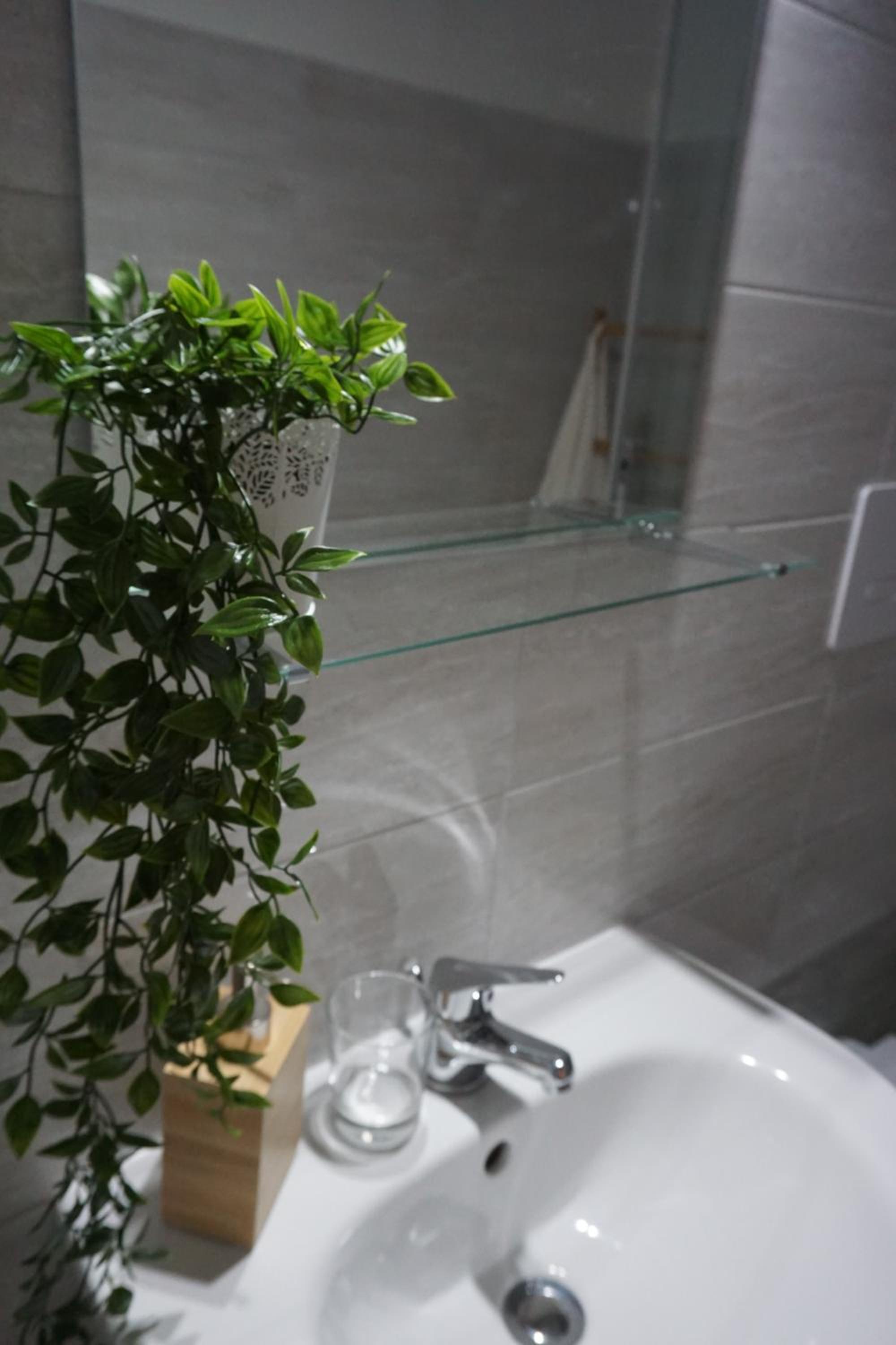 Double Room with Private Bathroom - Photo 13