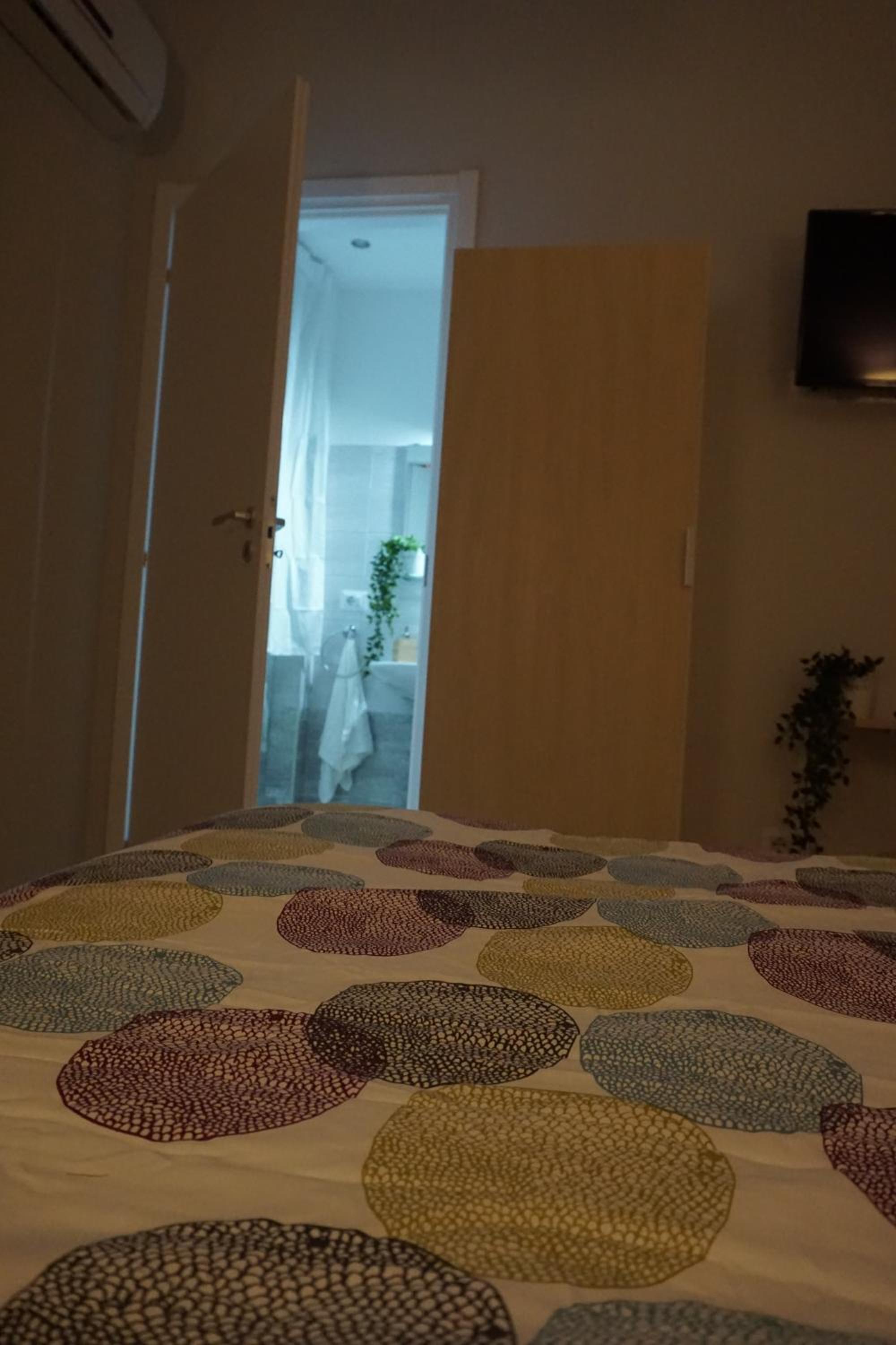 Double Room with Private Bathroom - Photo 42