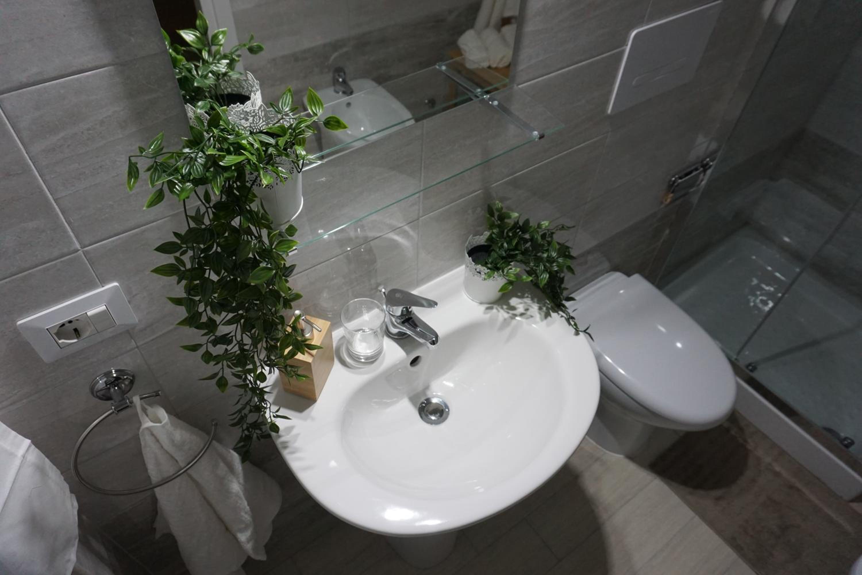 Double Room with Private Bathroom - Photo 59