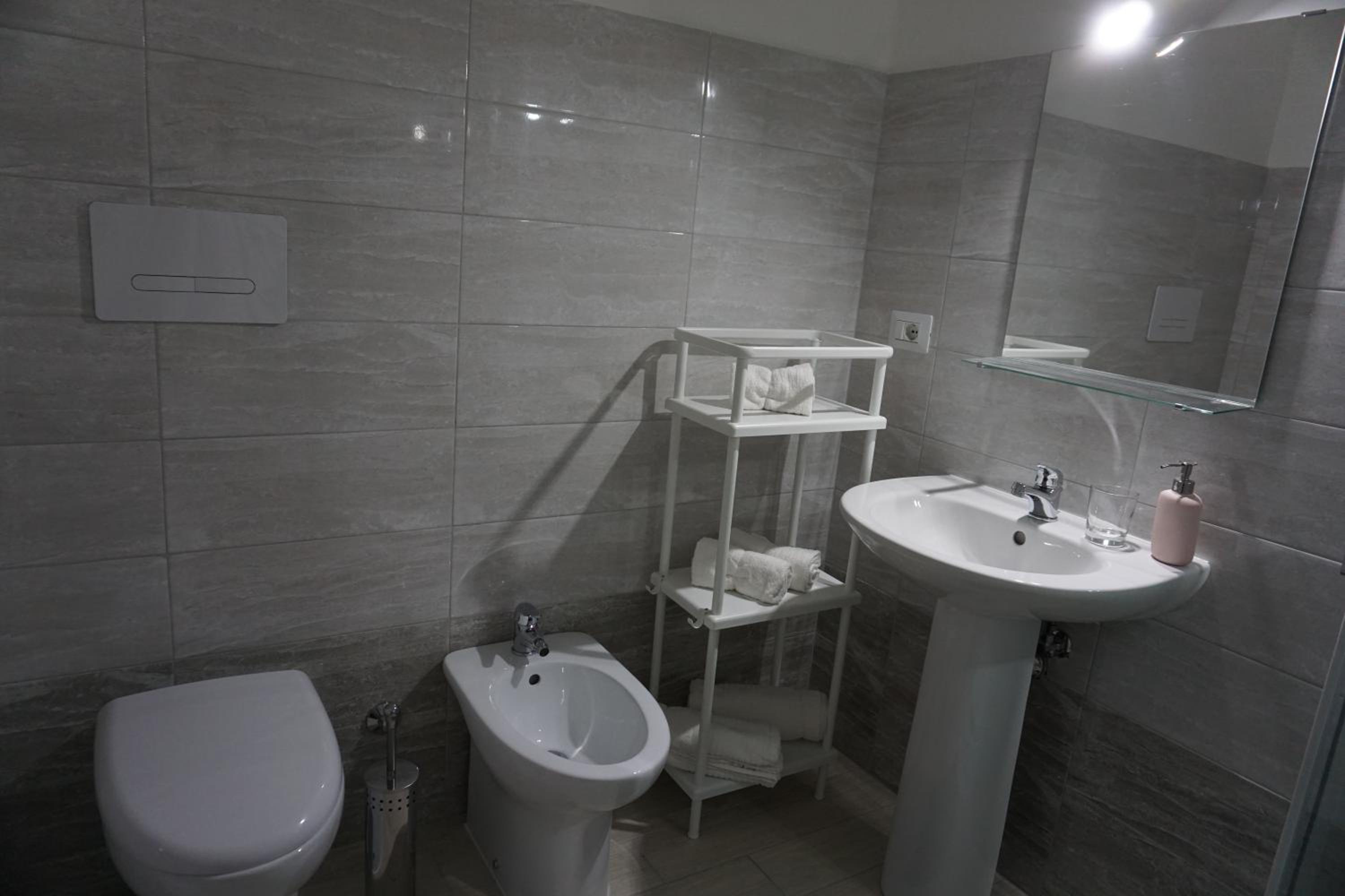 Double Room with Private Bathroom - Photo 46