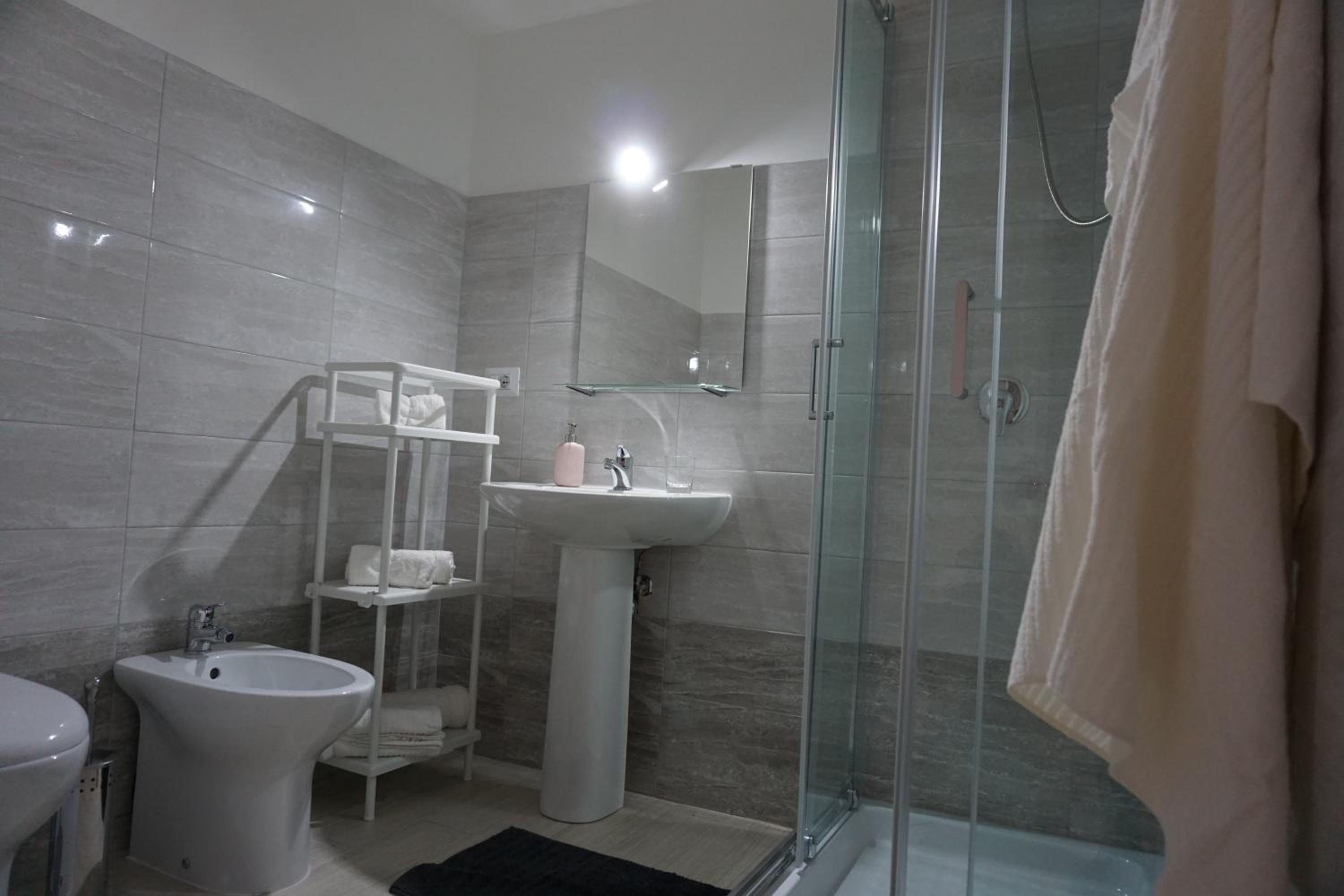 Double Room with Private Bathroom - Photo 45
