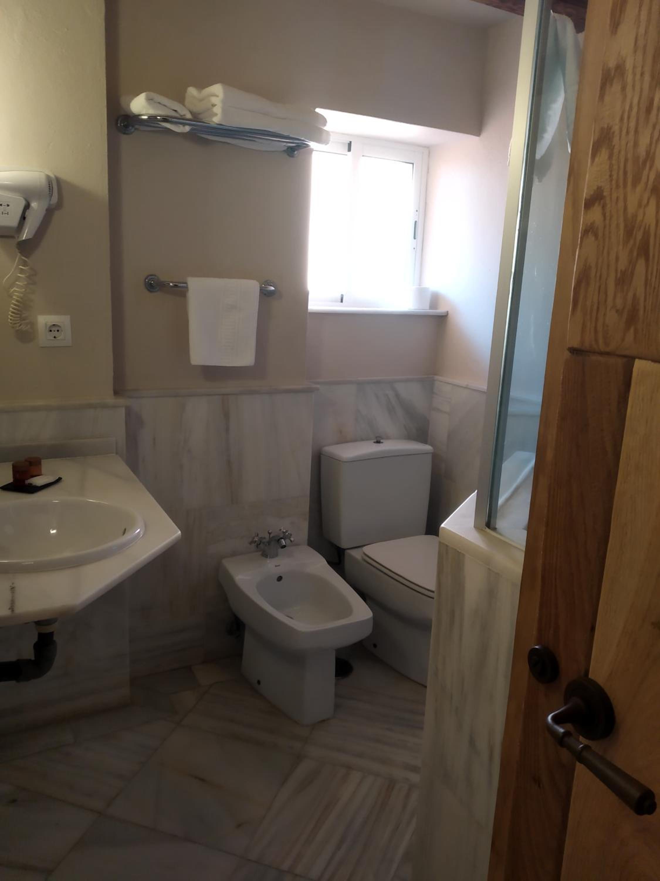 Double Room - Photo 6