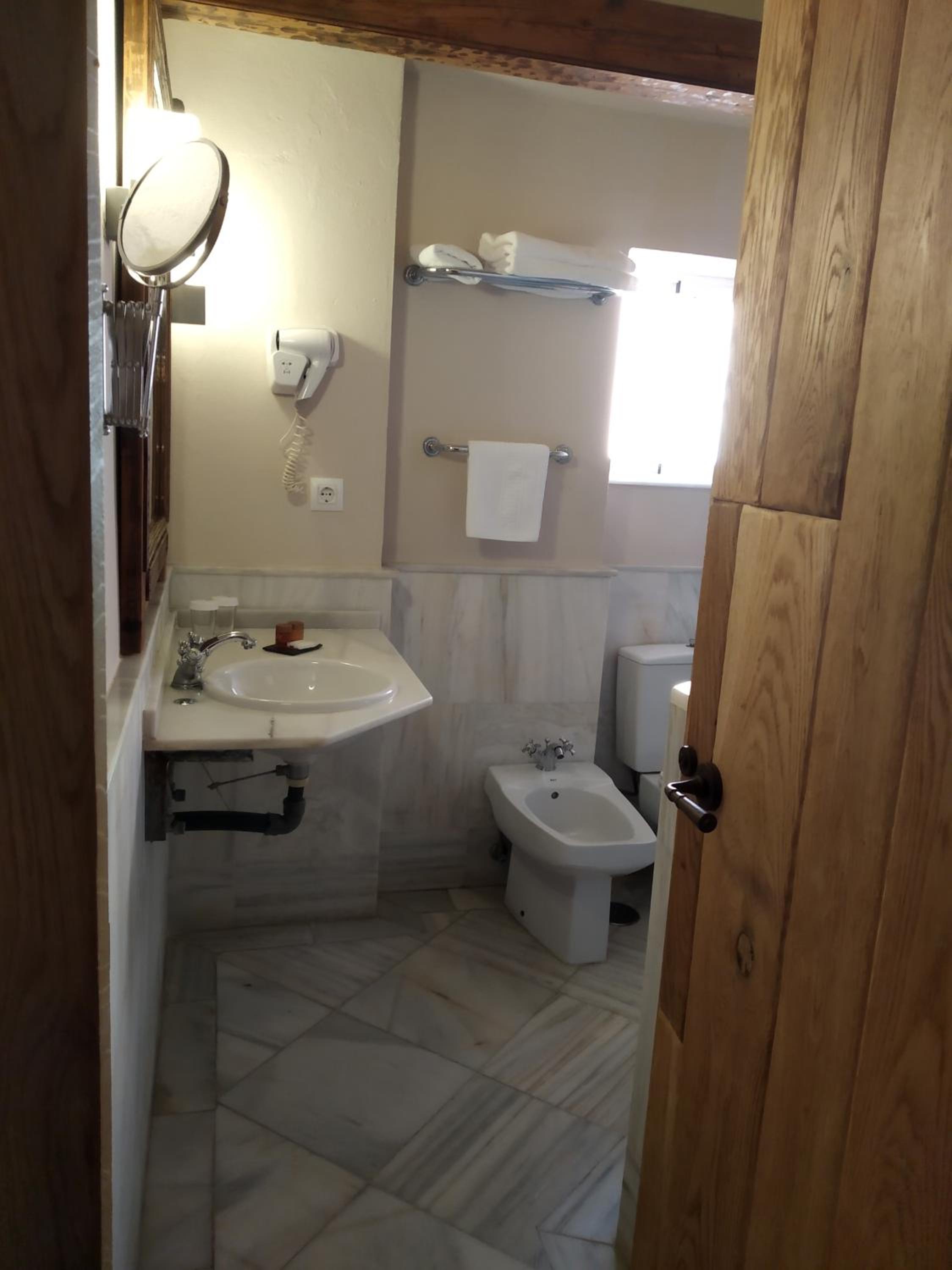 Double Room - Photo 7