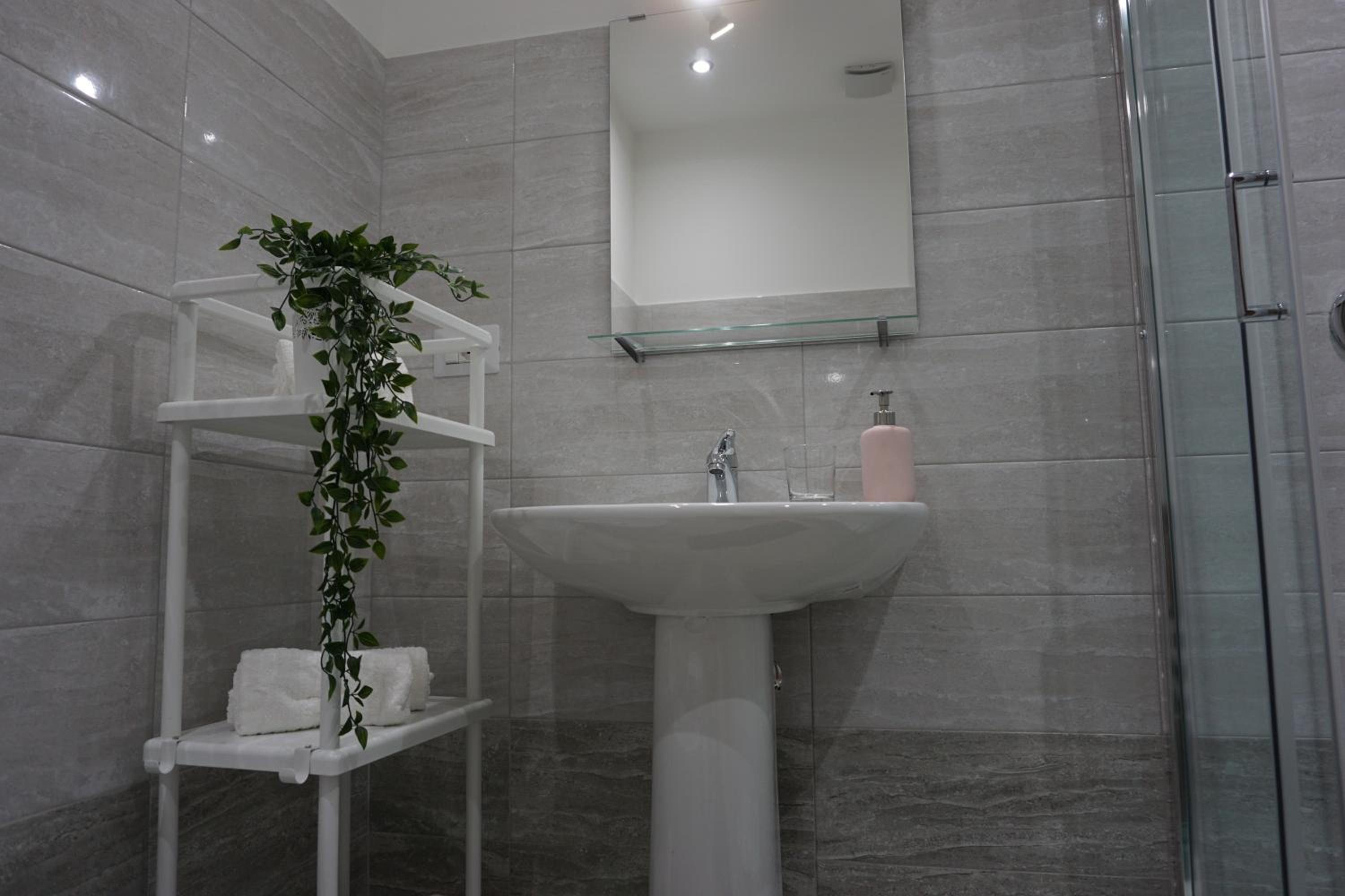 Double Room with Private Bathroom - Photo 44
