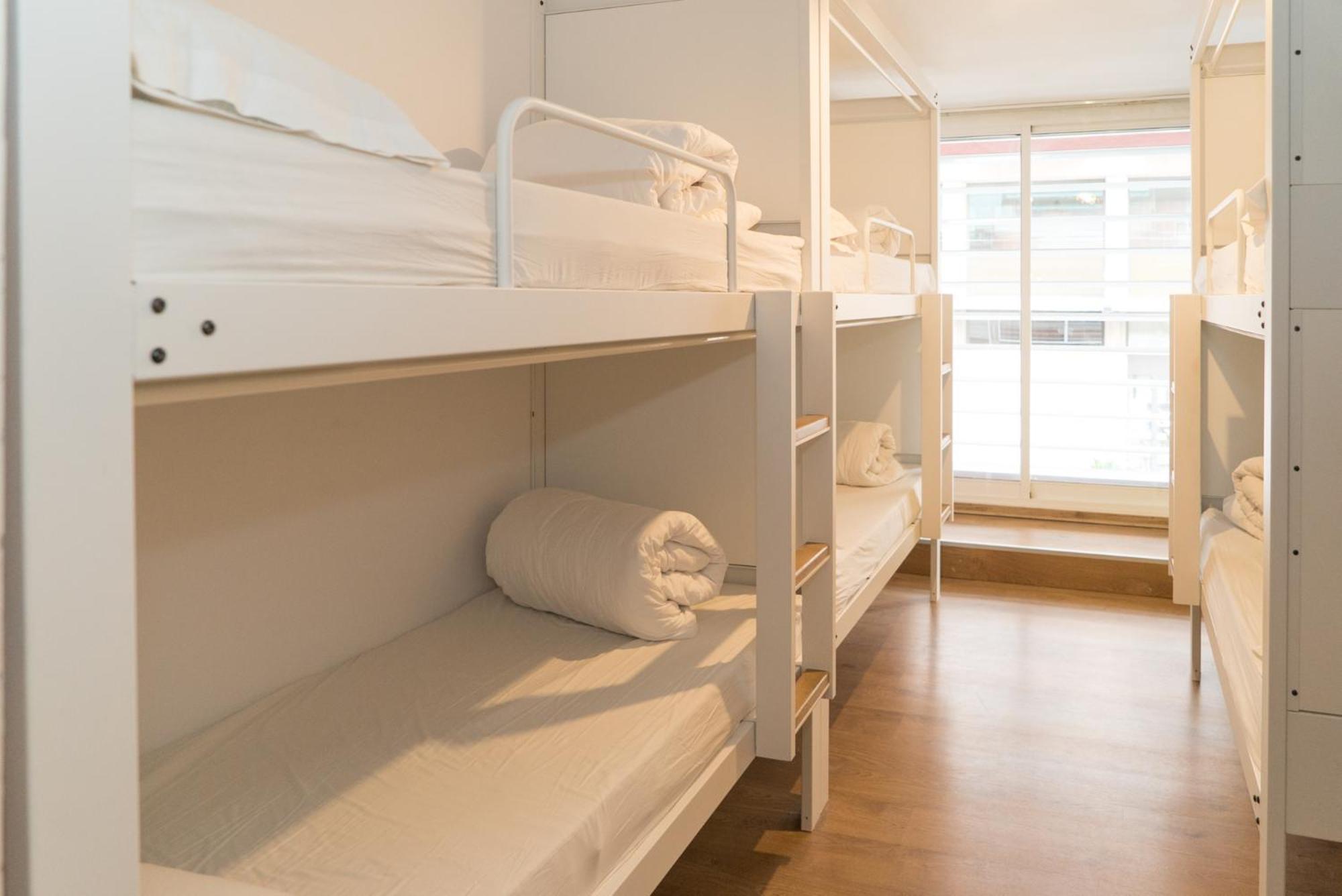 Cama en habitación compartida para mujeres de 6 camas con baño compartido