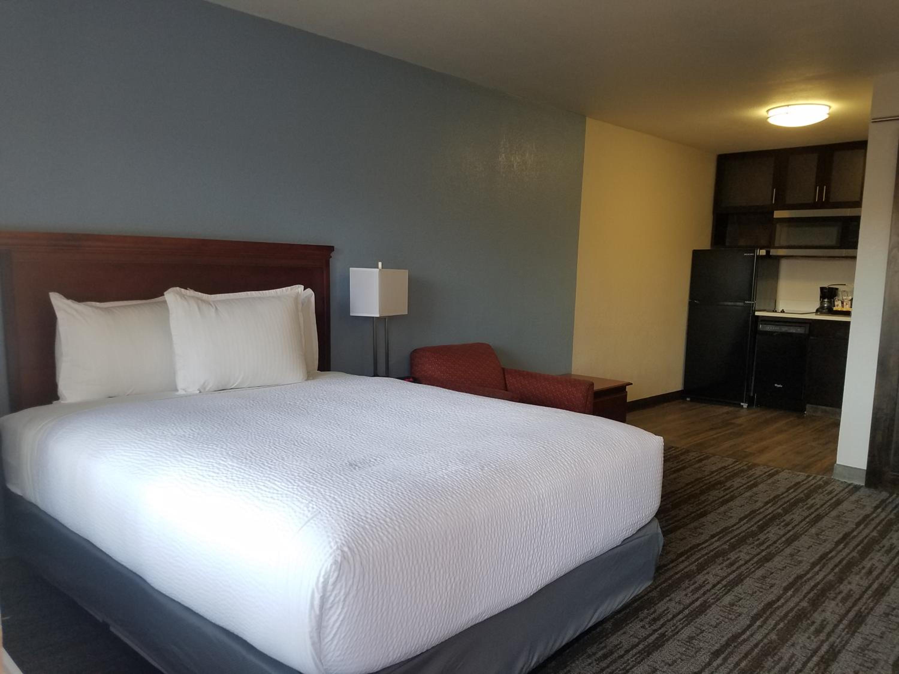 One Queen Bed Kitchenette Suite - Non Smoking - Photo 4