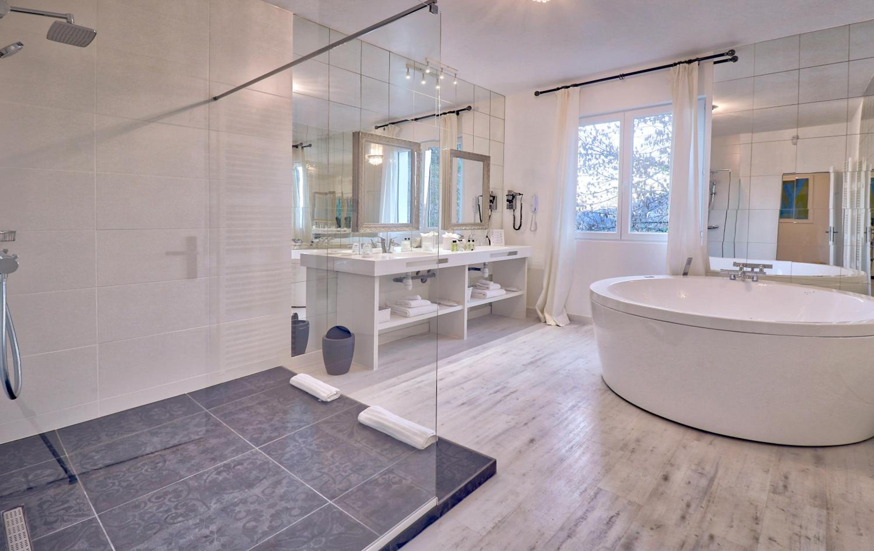 Suite Familiale avec Balcon et Accès Gratuit au Spa – Vue sur Sanctuaire photo