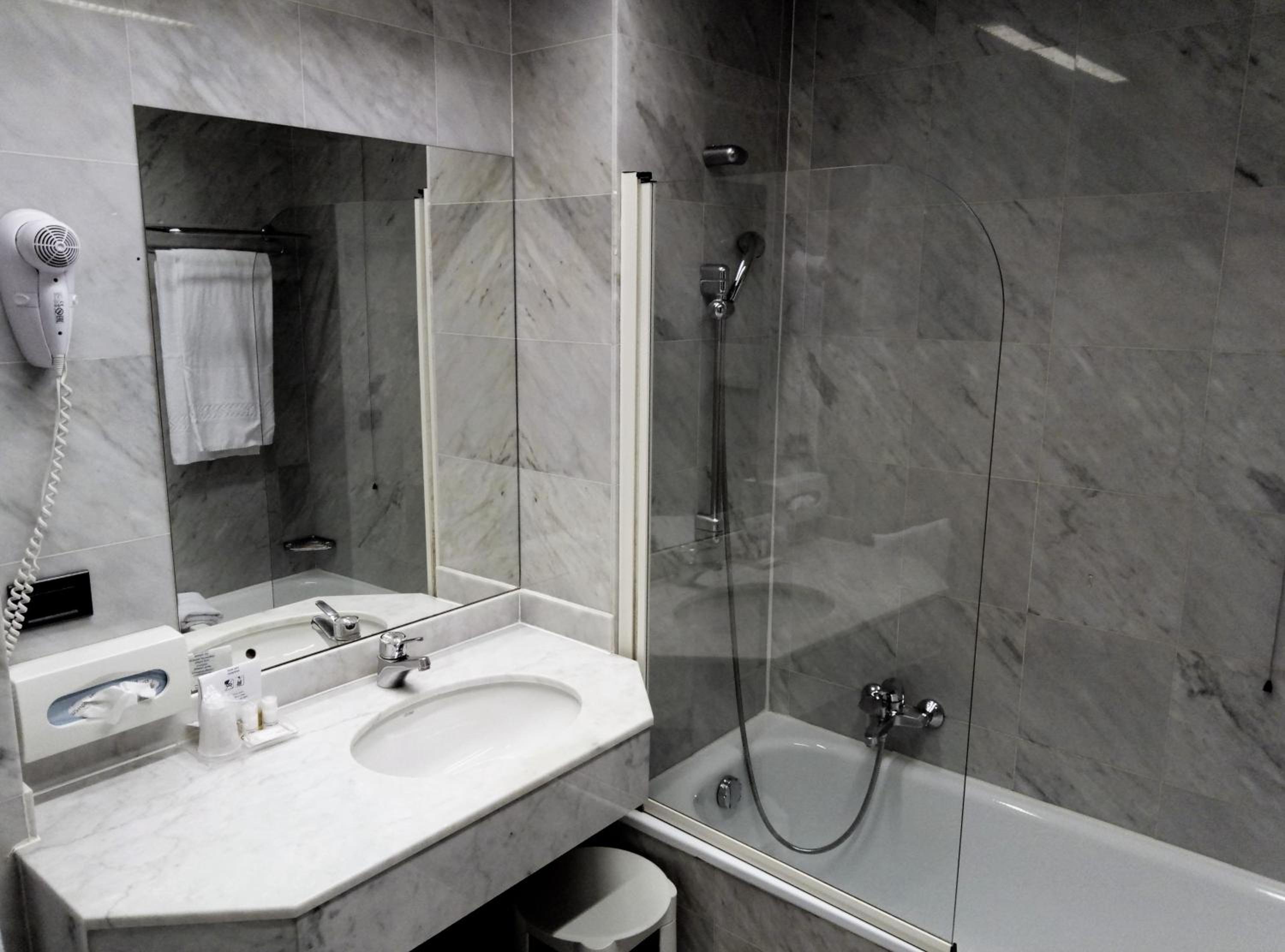 Double or Twin Room - Photo 13