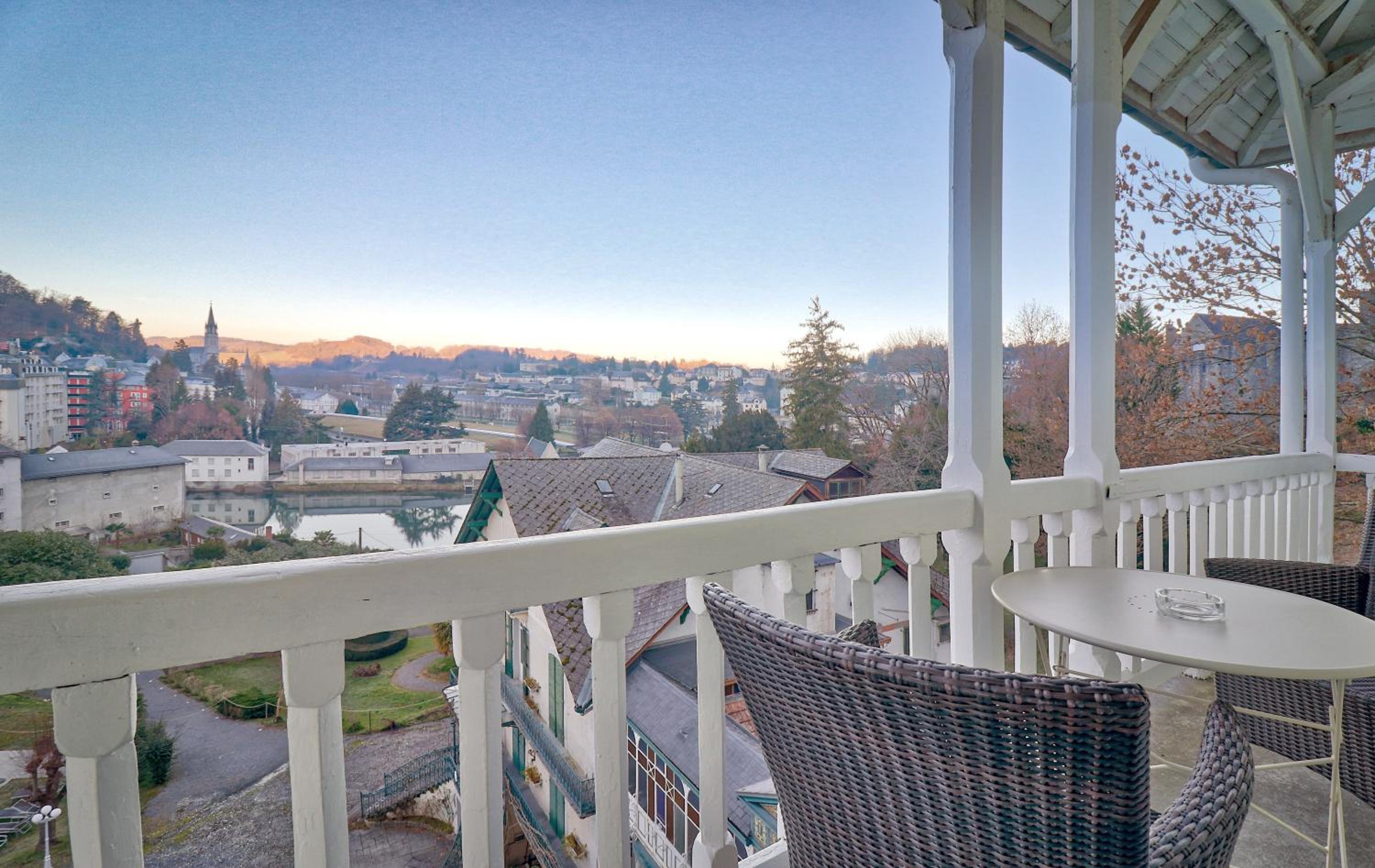 Suite Familiale avec Balcon et Accès Gratuit au Spa – Vue sur Sanctuaire