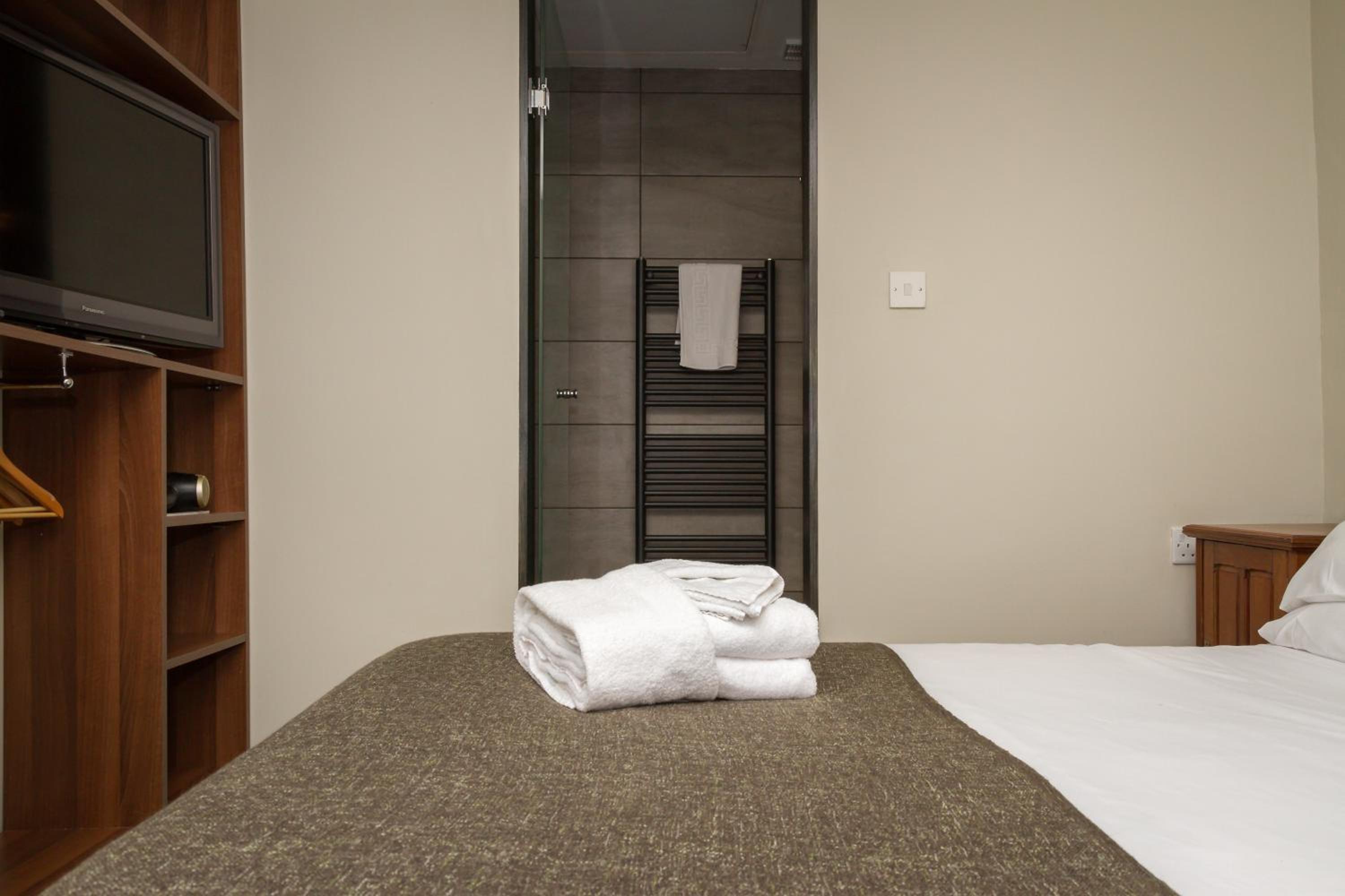 Double or Twin Room with Mountain View - Photo 2