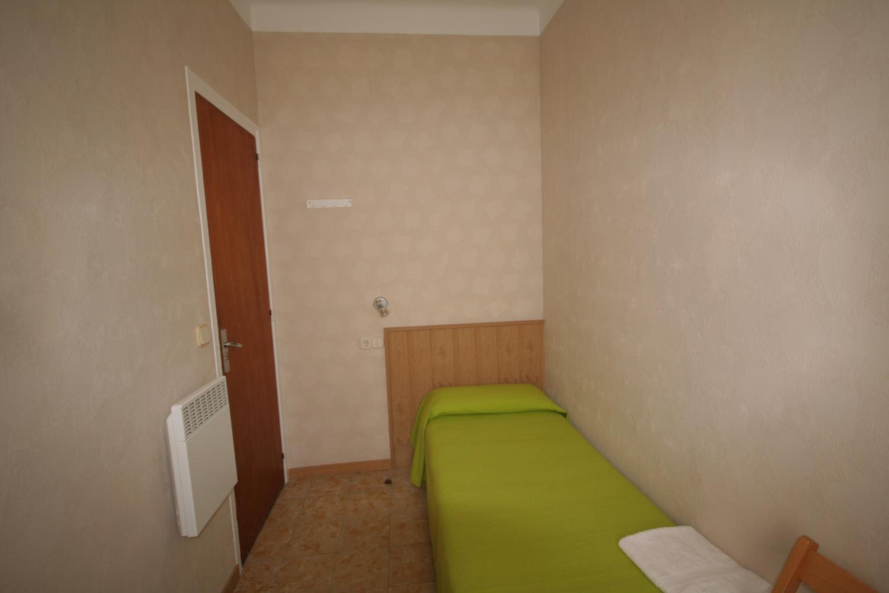 Single Room with Shared Bathroom photo 3