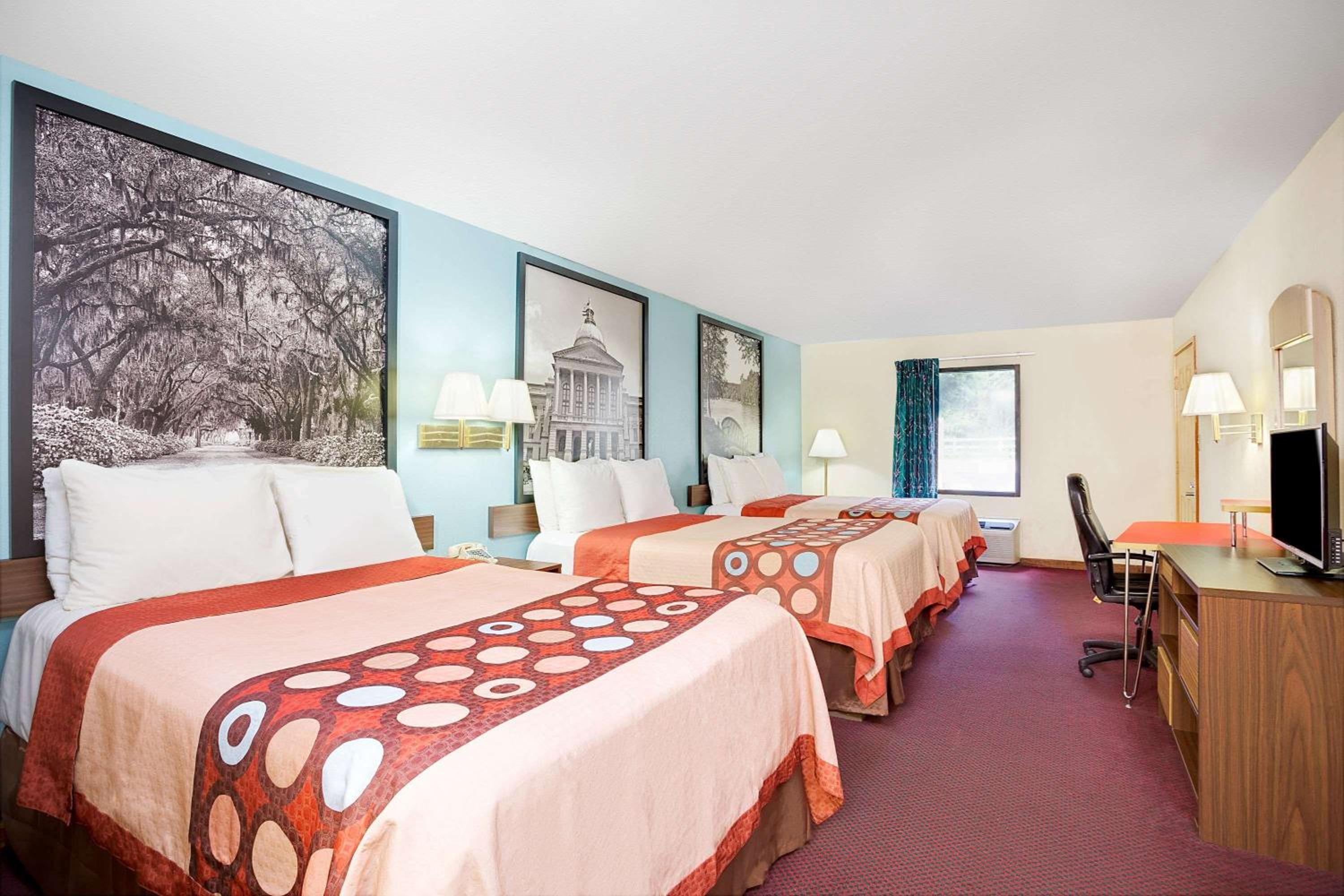 Studio Suite with Three Double Beds - Smoking - Photo 1