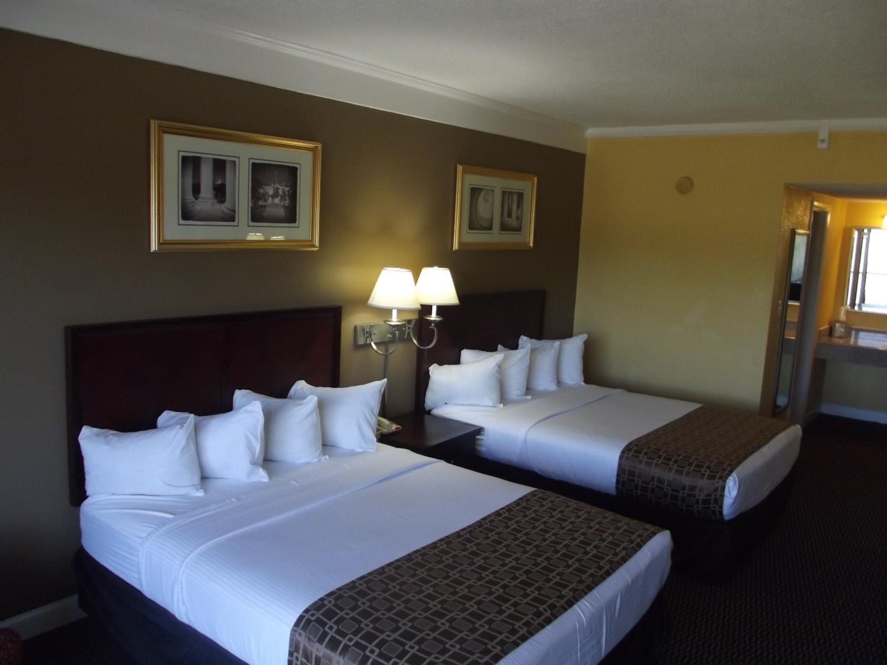 Deluxe Room with Two Queen Beds - Non-Smoking photo 3