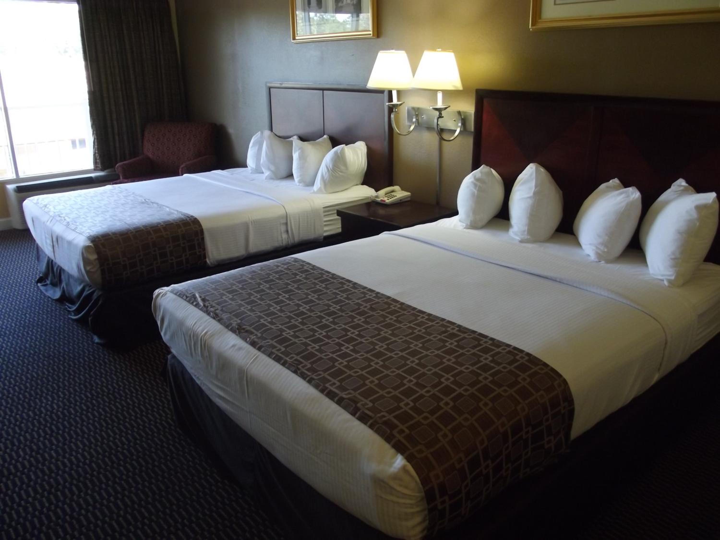 Deluxe Room with Two Queen Beds - Non-Smoking photo 2