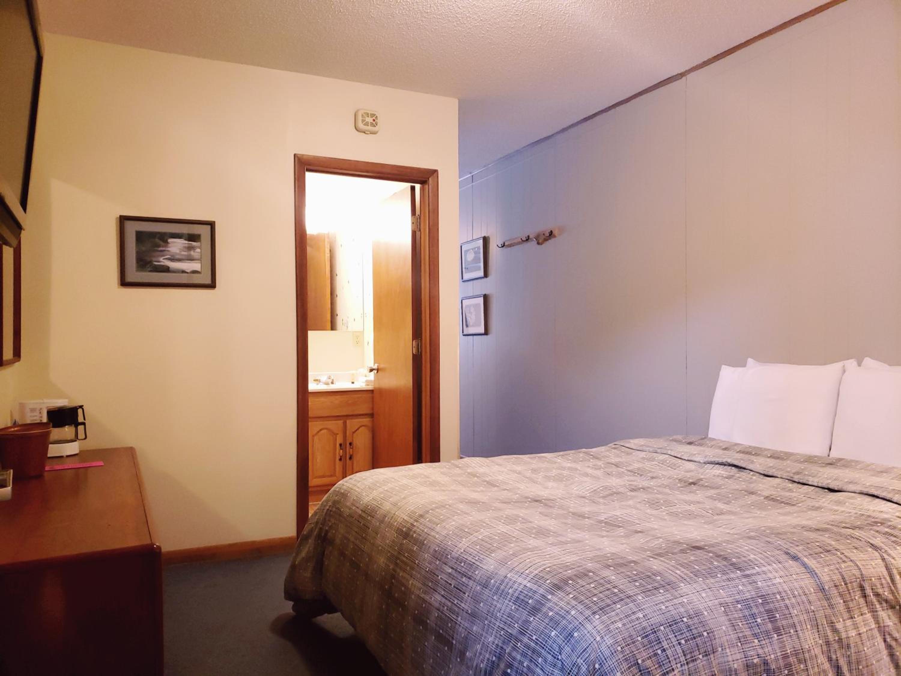 Deluxe Queen Room with Two Queen Beds photo 3