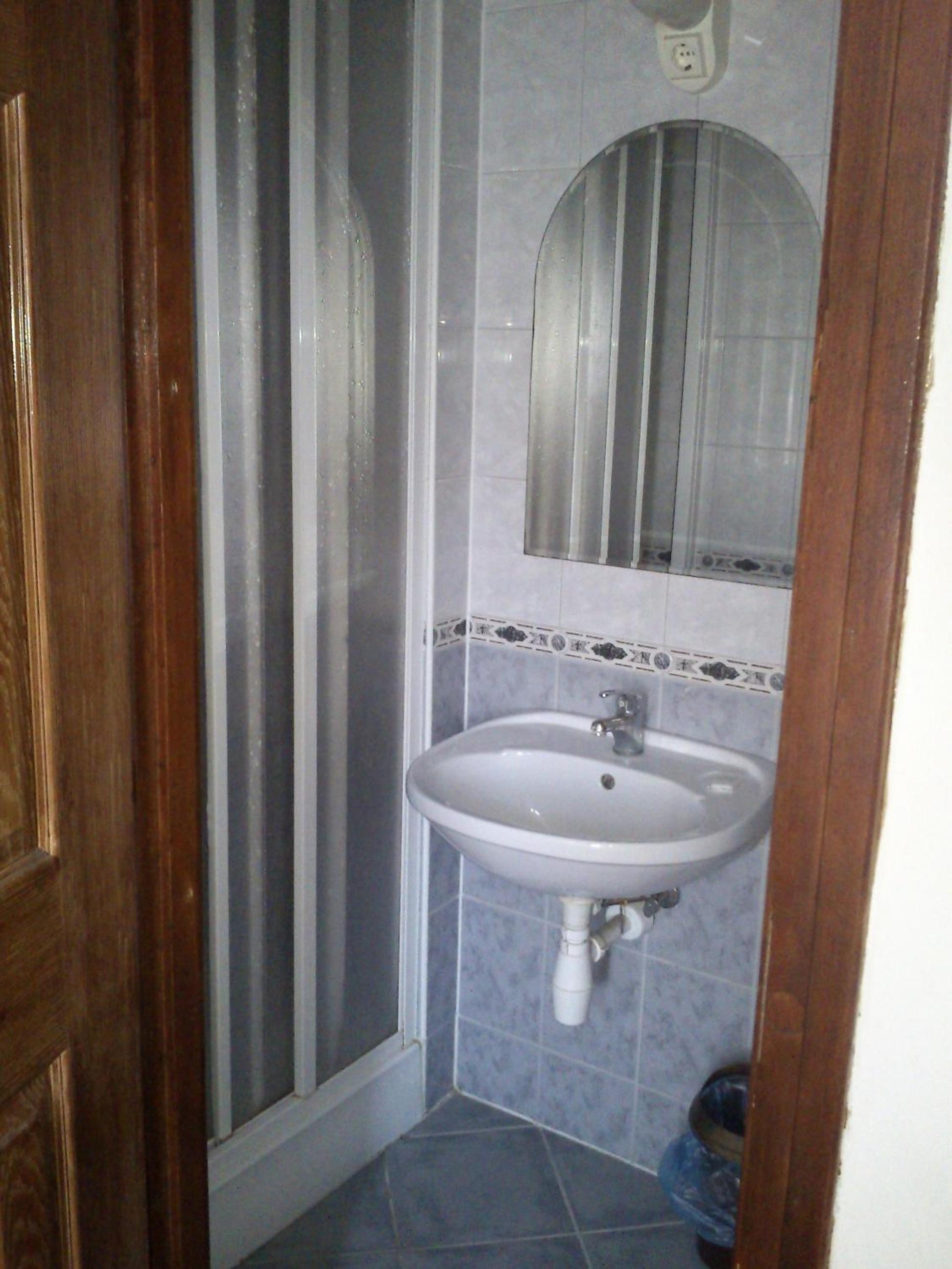 Basic Twin Room - Photo 6