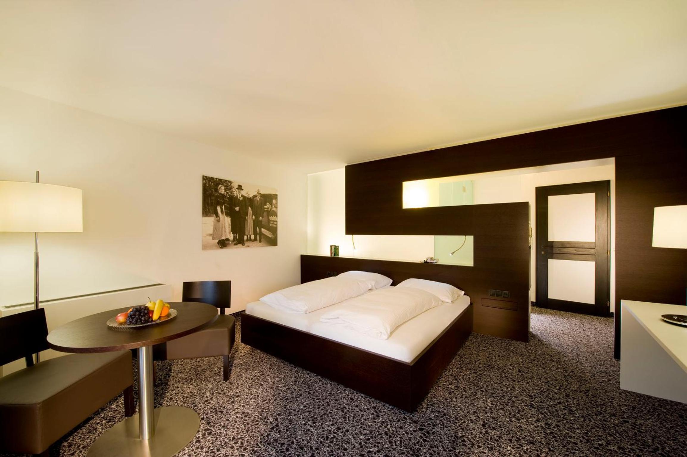 Deluxe Double Room with Bath - Photo 1