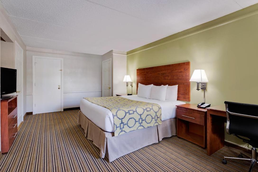 King Room with Roll-In Shower - Mobility/Hearing Accessible - Non-Smoking - Photo 3