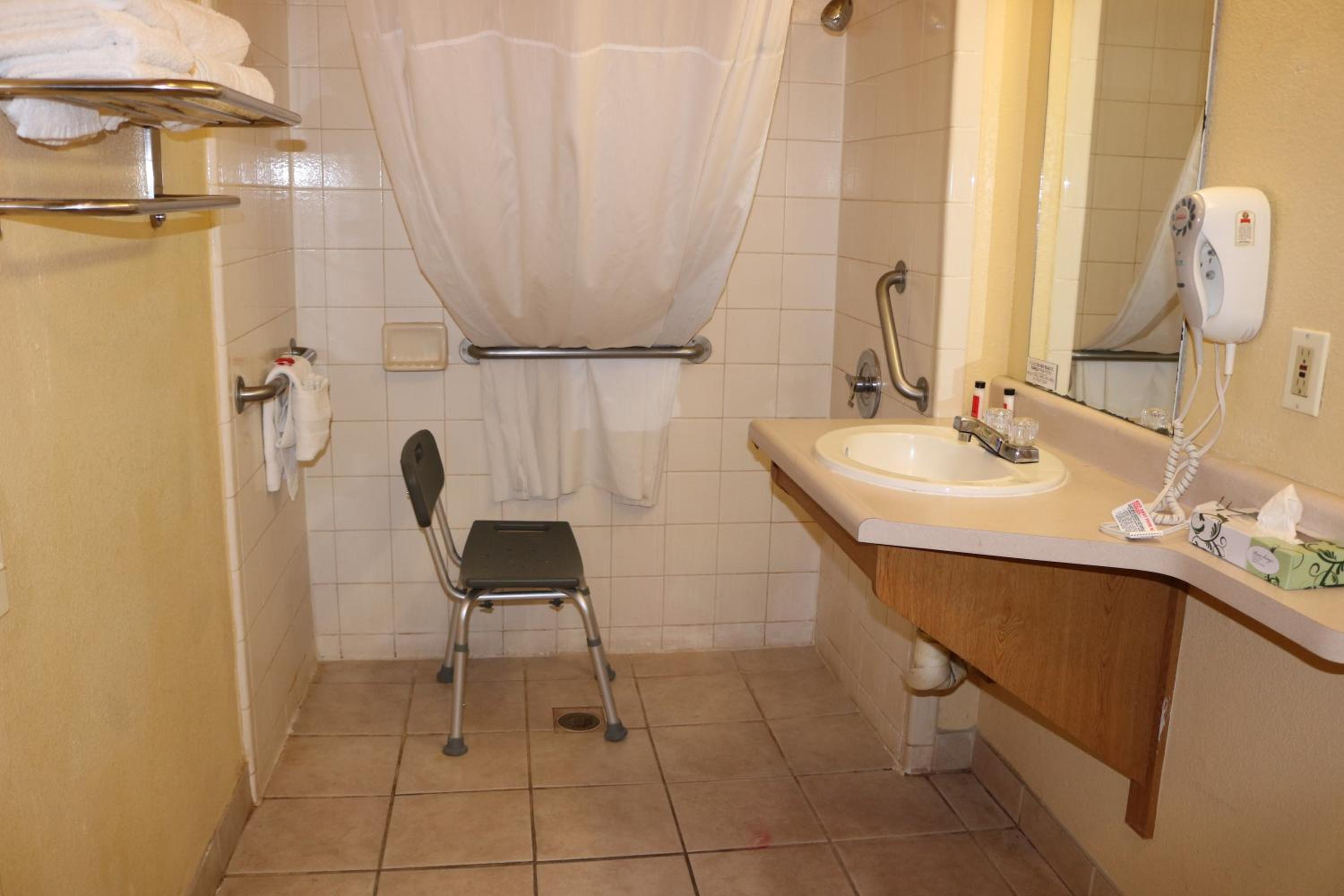 King Room - Disability Access/Non-Smoking - Photo 3
