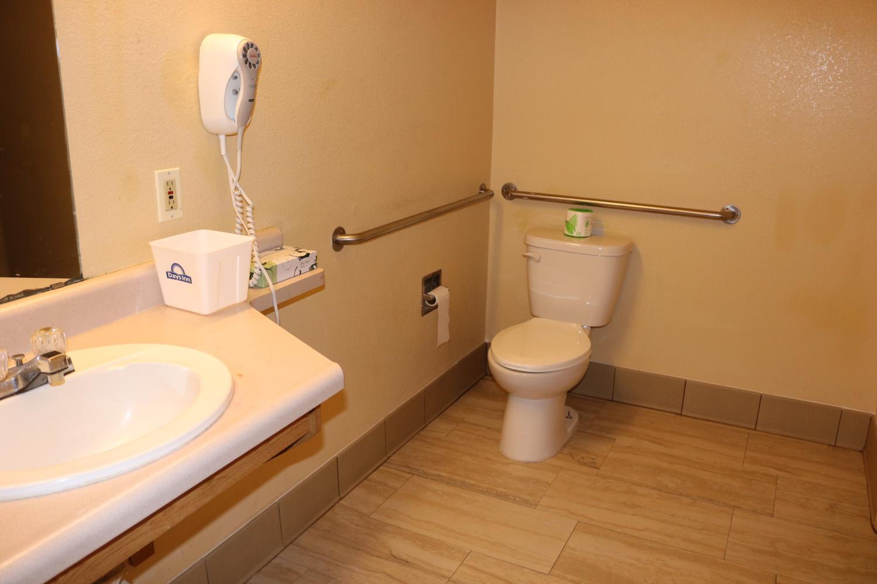 King Room - Disability Access/Non-Smoking - Photo 4