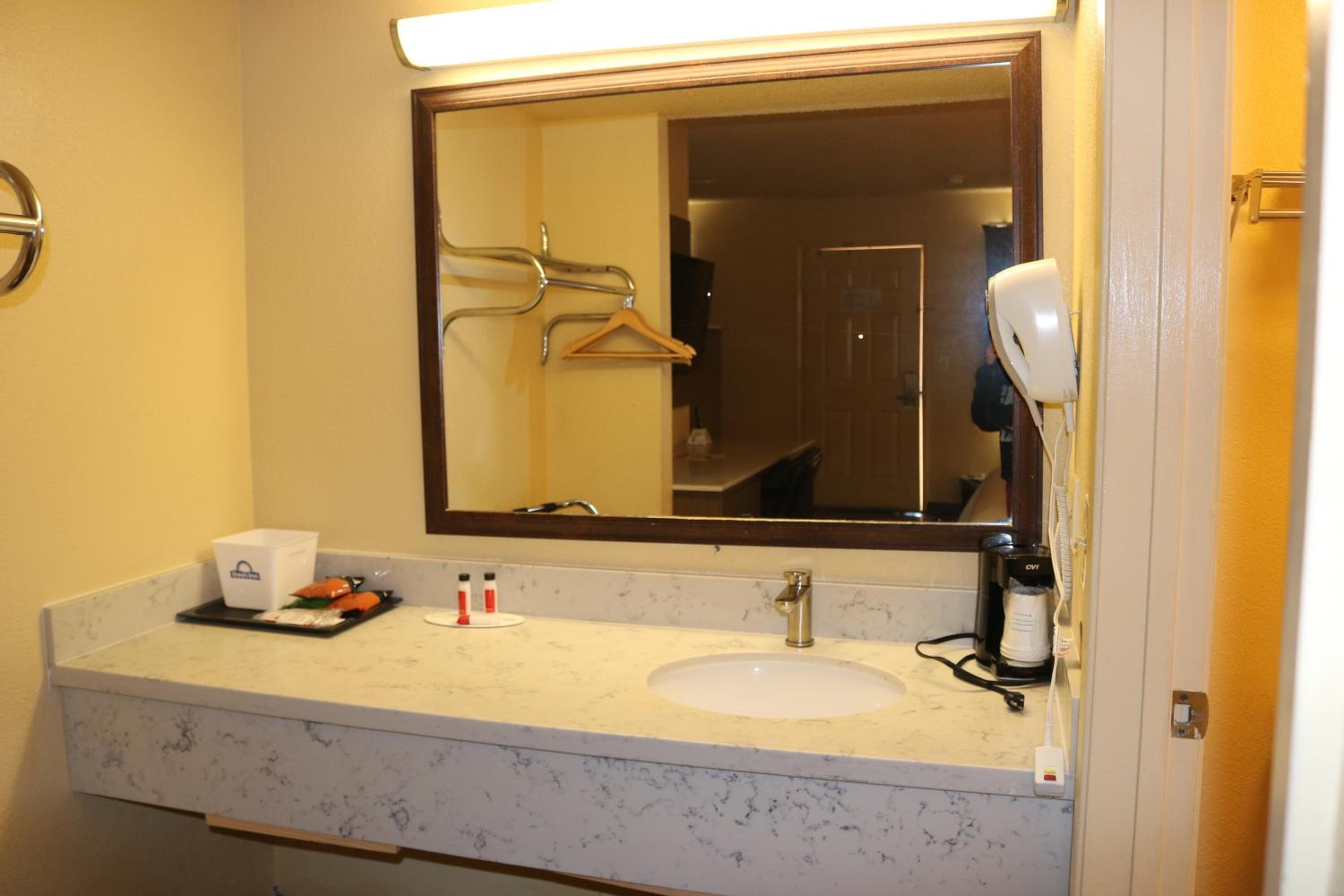 King Room - Disability Access/Non-Smoking - Photo 6