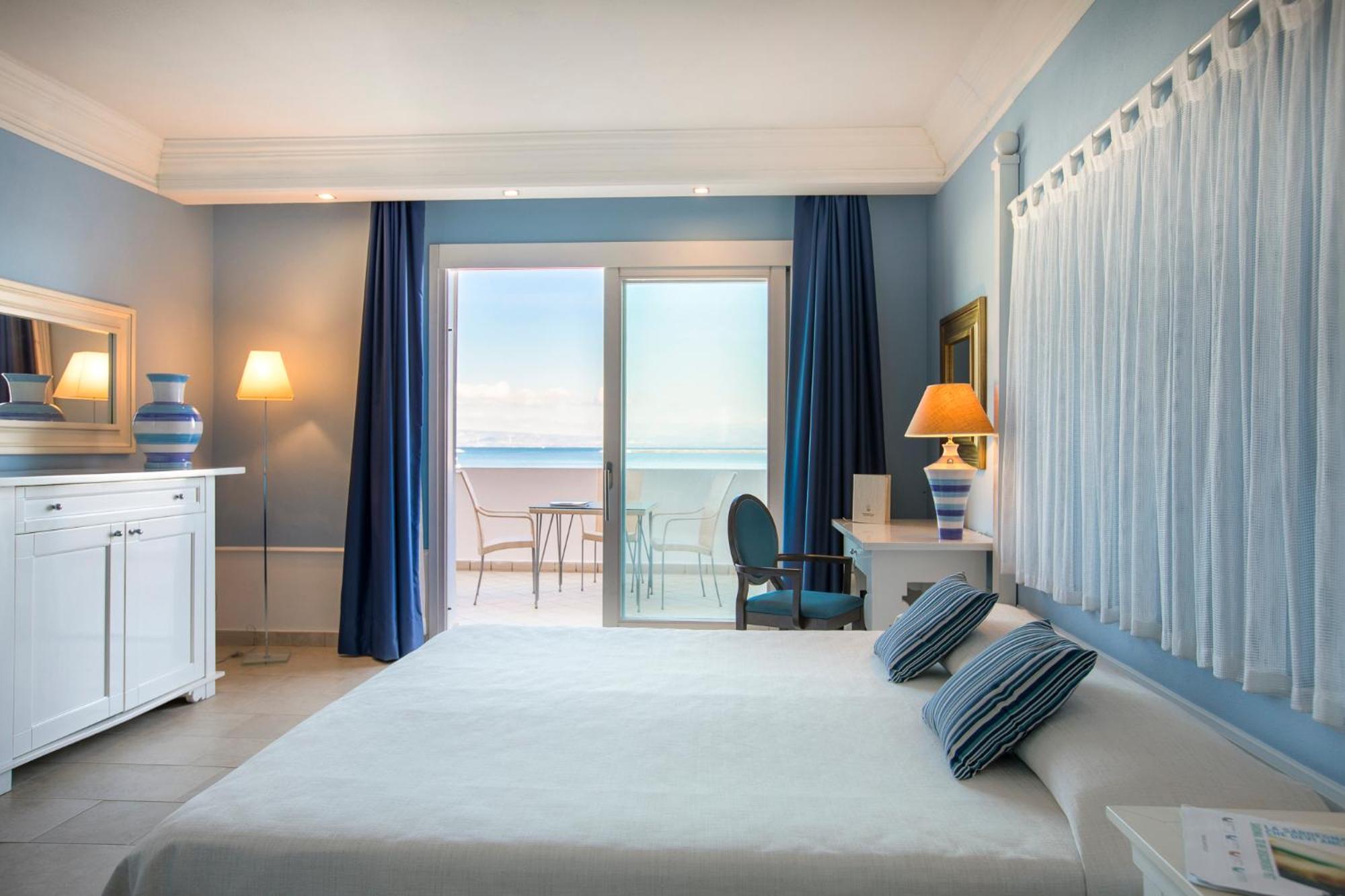 Deluxe Quadruple Room with Sea View - Photo 1