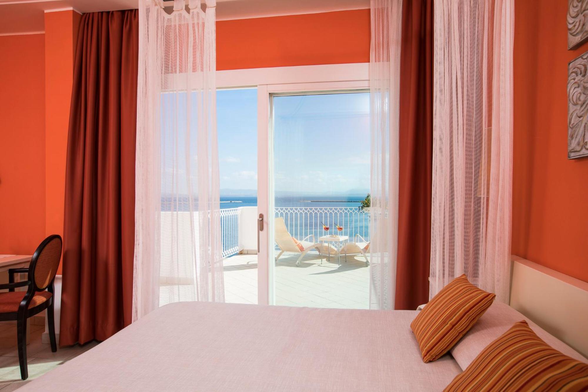 Suite with Sea View - Photo 12