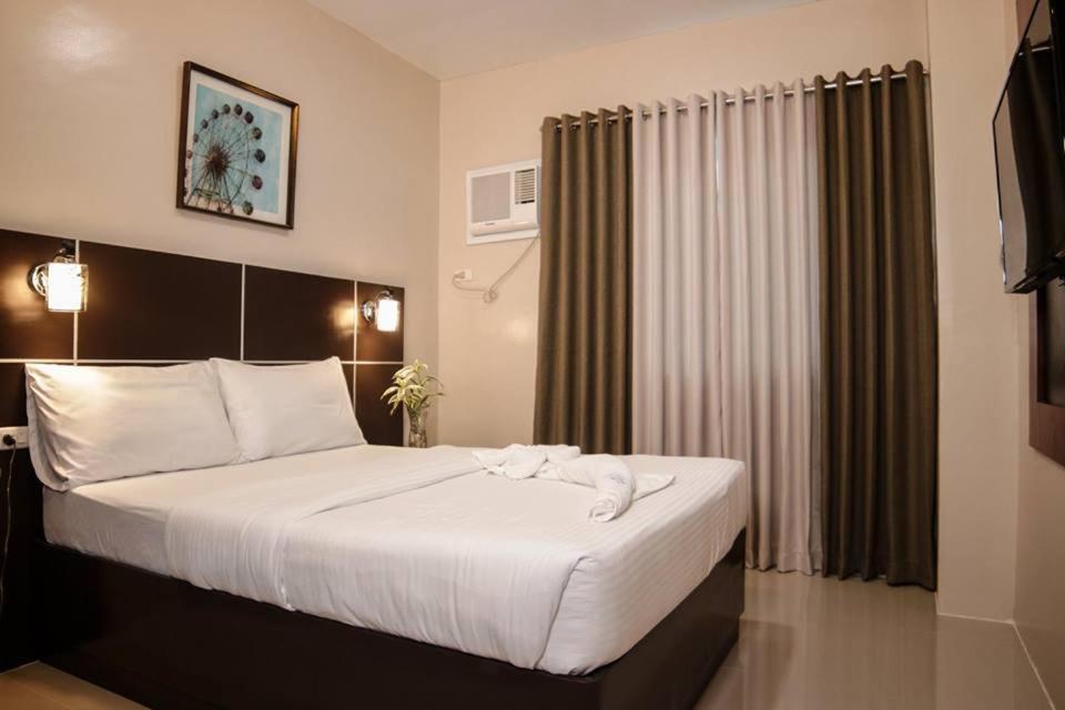 Deluxe Queen Suite